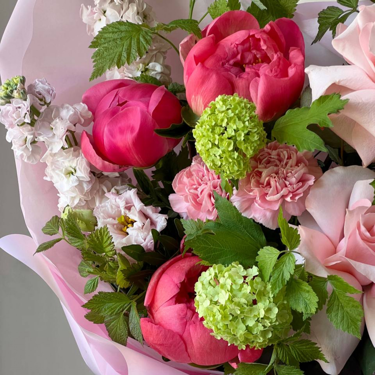 Авторский букет с пионом Корал шарм № 95