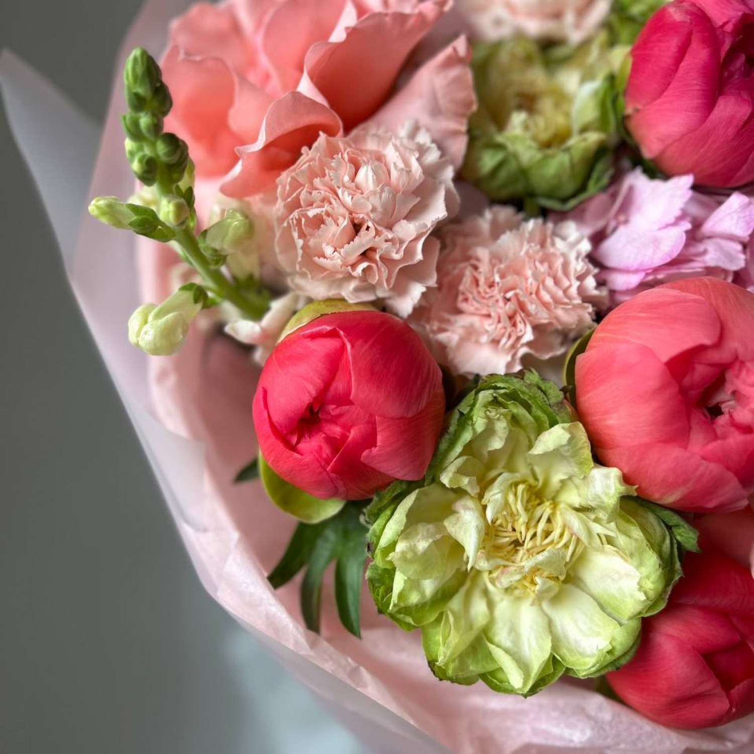 Авторский букет с пионами и французскими розами №71