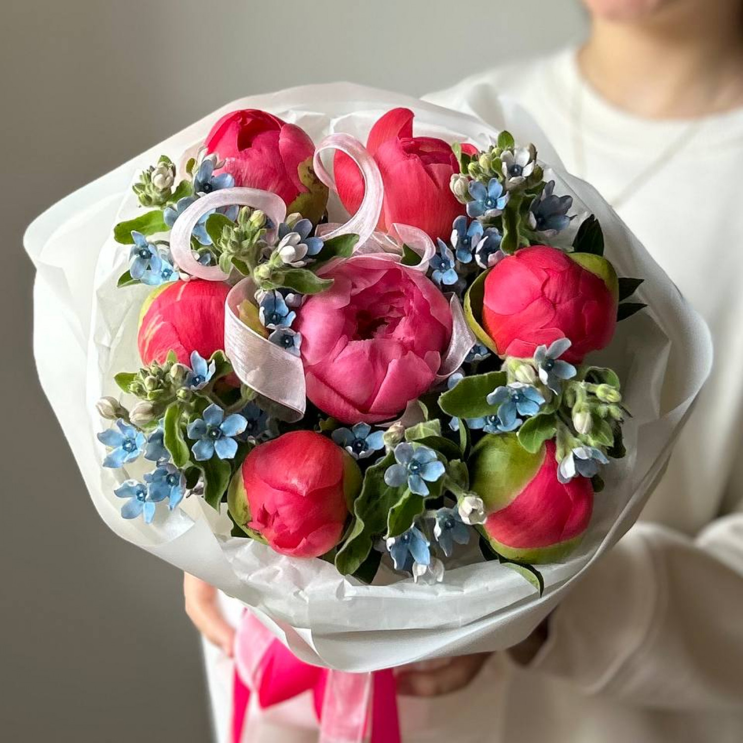 Авторский букет с пионами и оксипеталумом №65