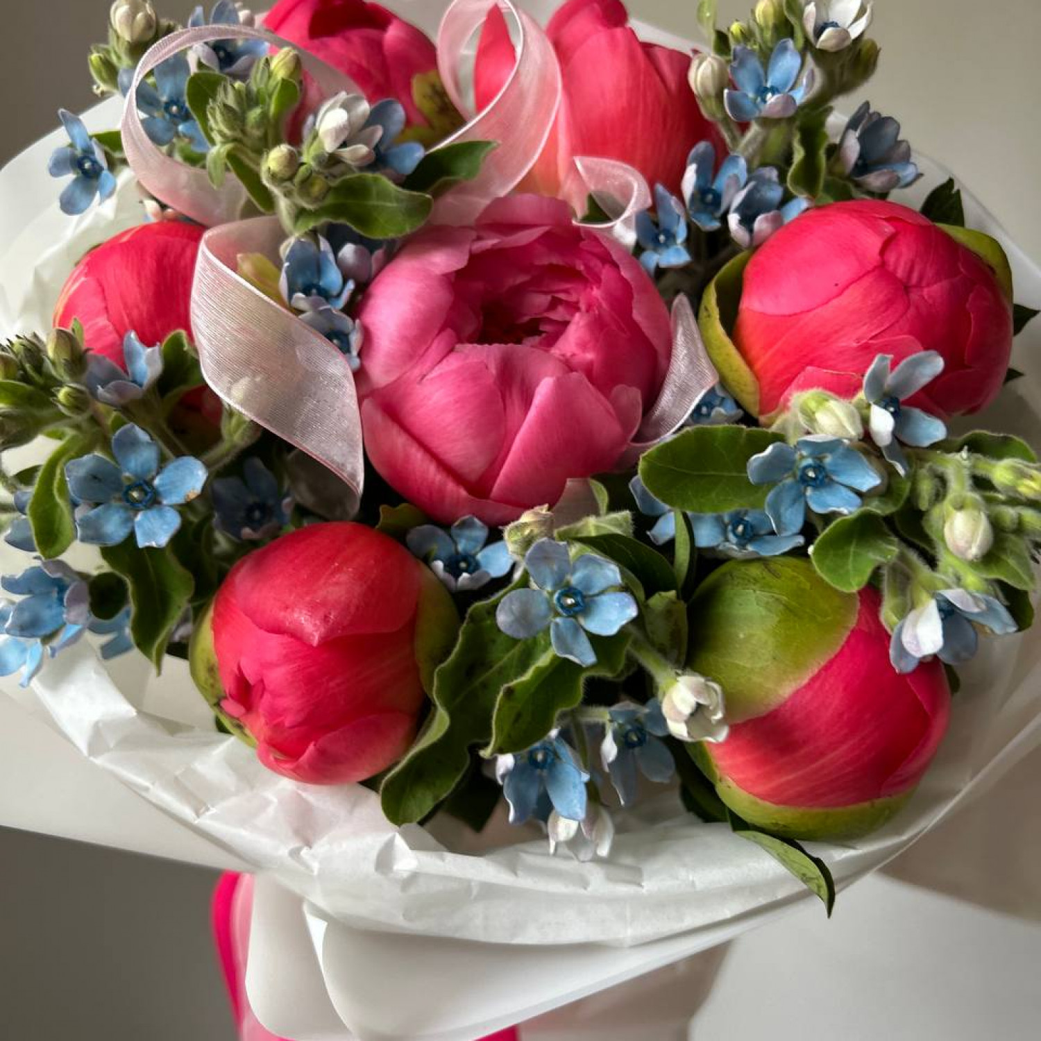Авторский букет с пионами и оксипеталумом №65
