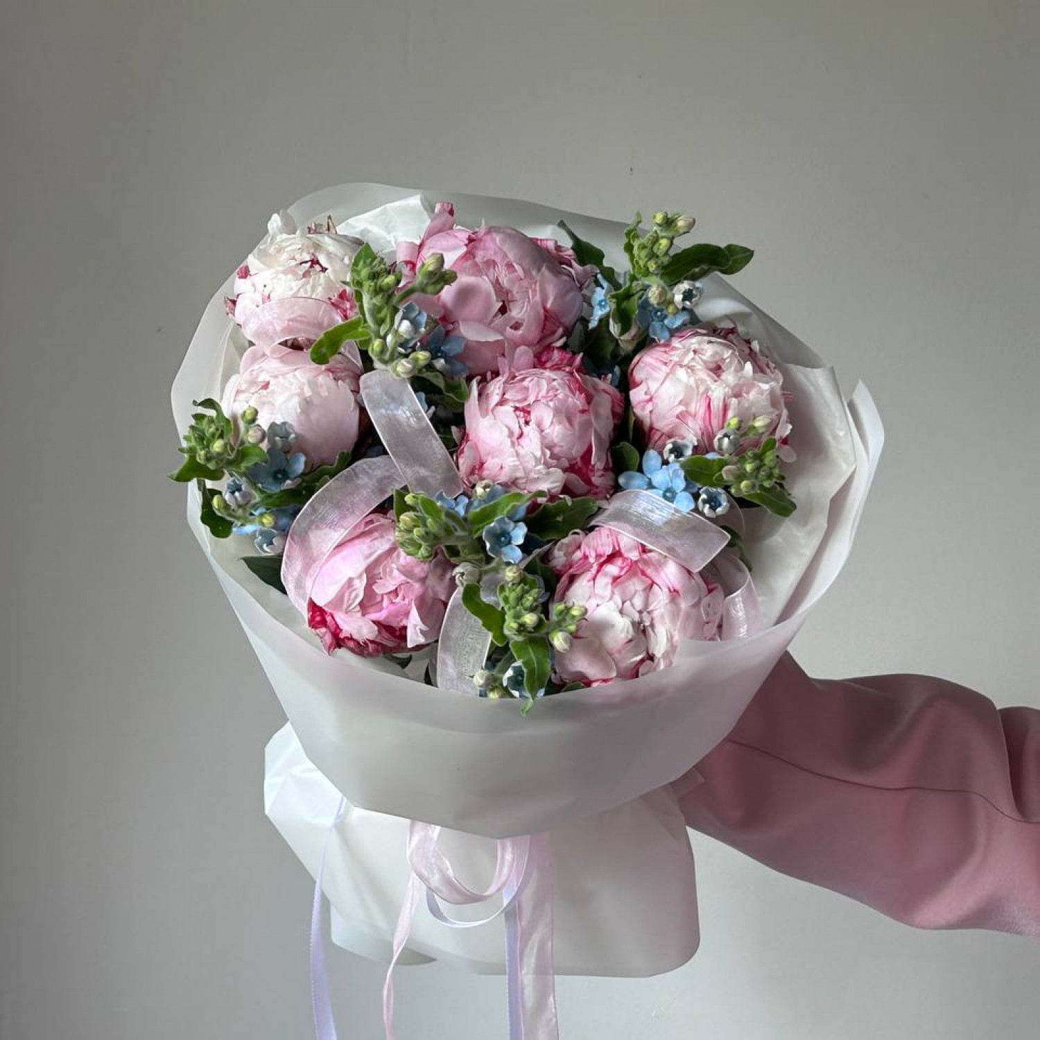 Авторский букет с пионами и незабудками №73