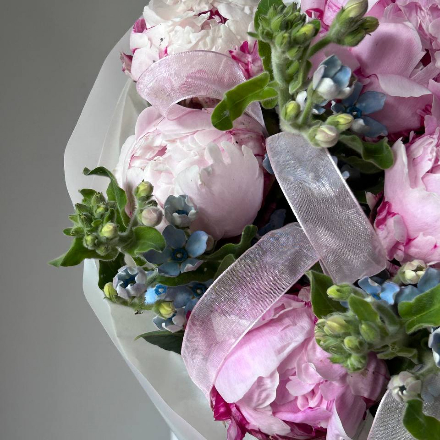 Авторский букет с пионами и незабудками №73
