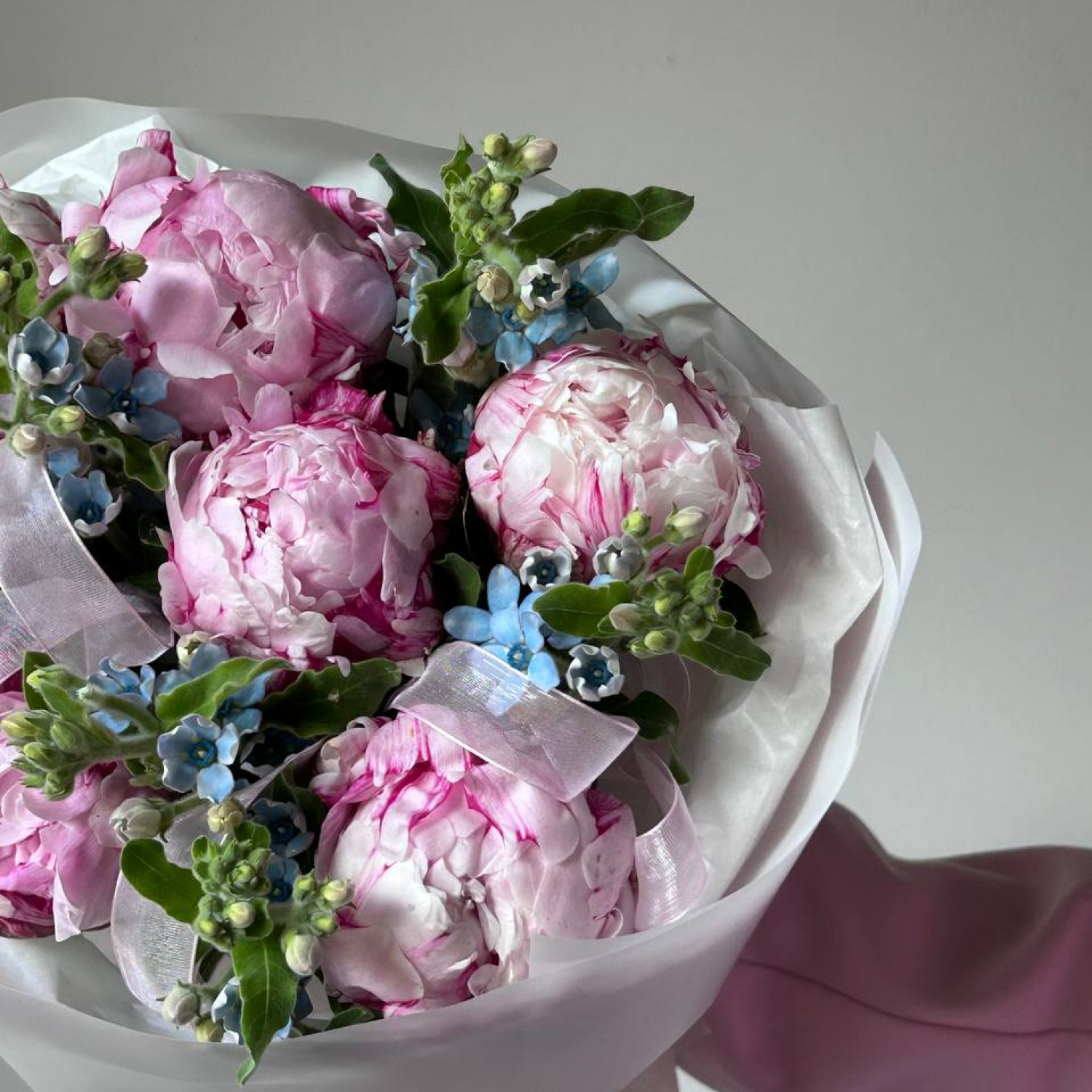 Авторский букет с пионами и незабудками №73