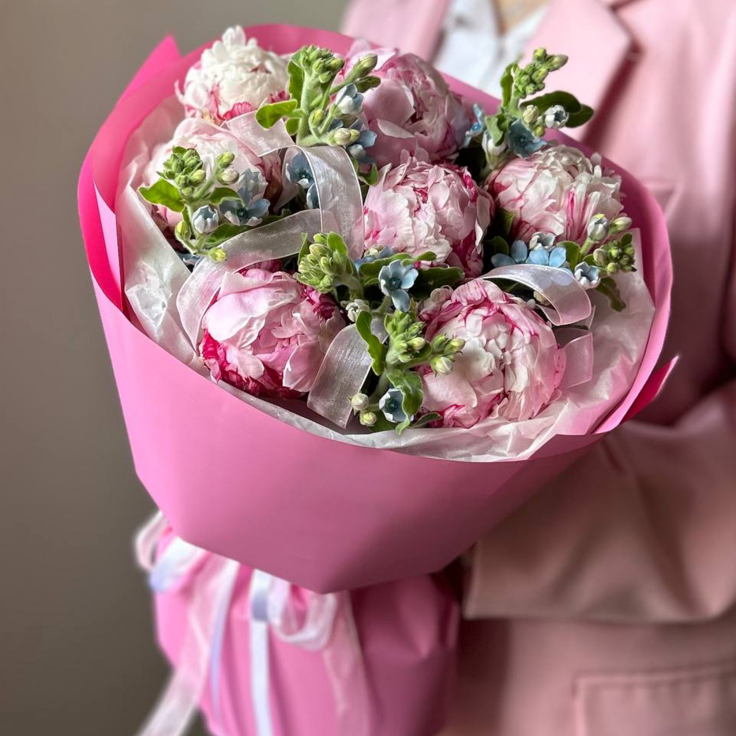 Авторский букет с пионами и незабудками №74