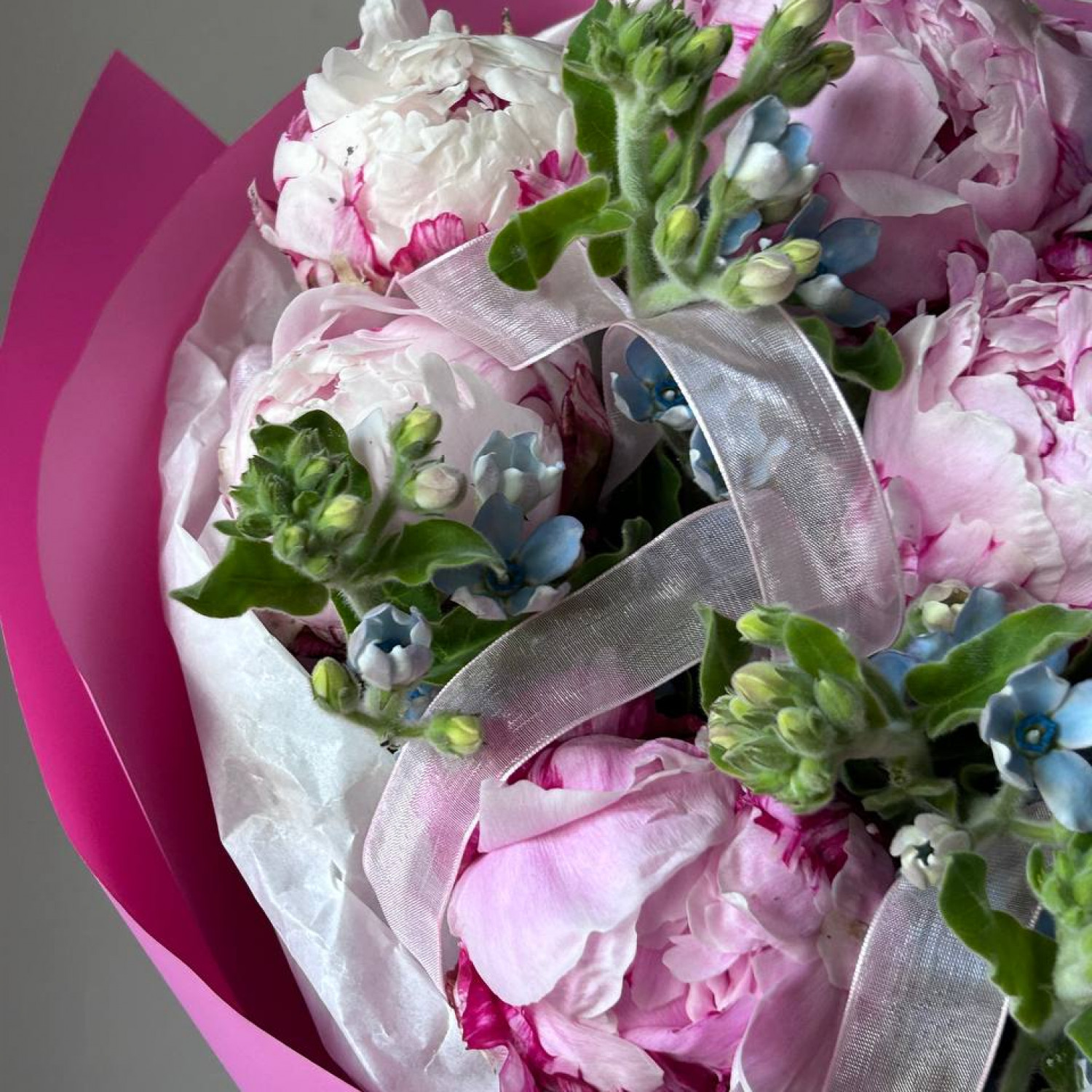 Авторский букет с пионами и незабудками №74