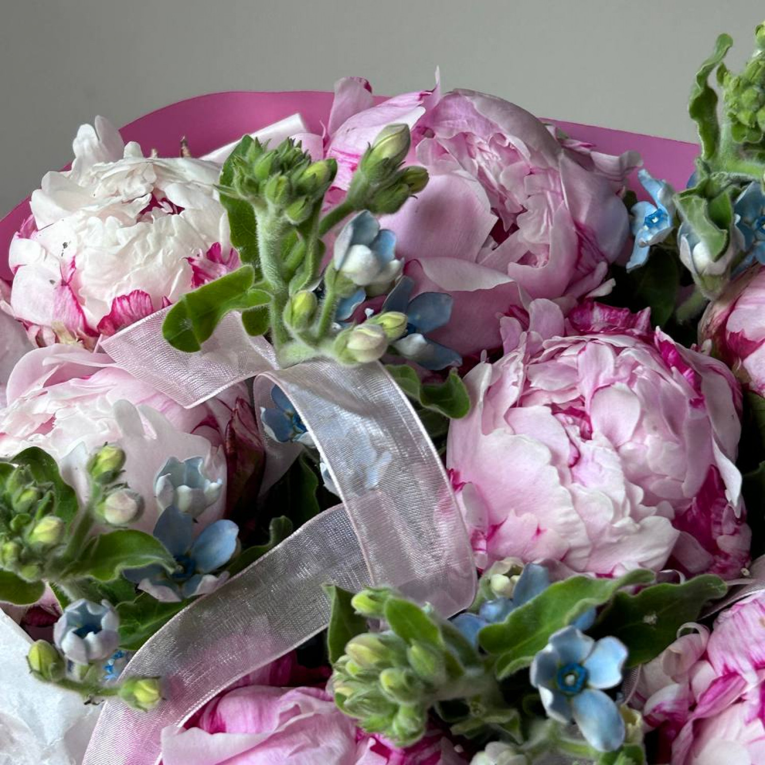 Авторский букет с пионами и незабудками №74