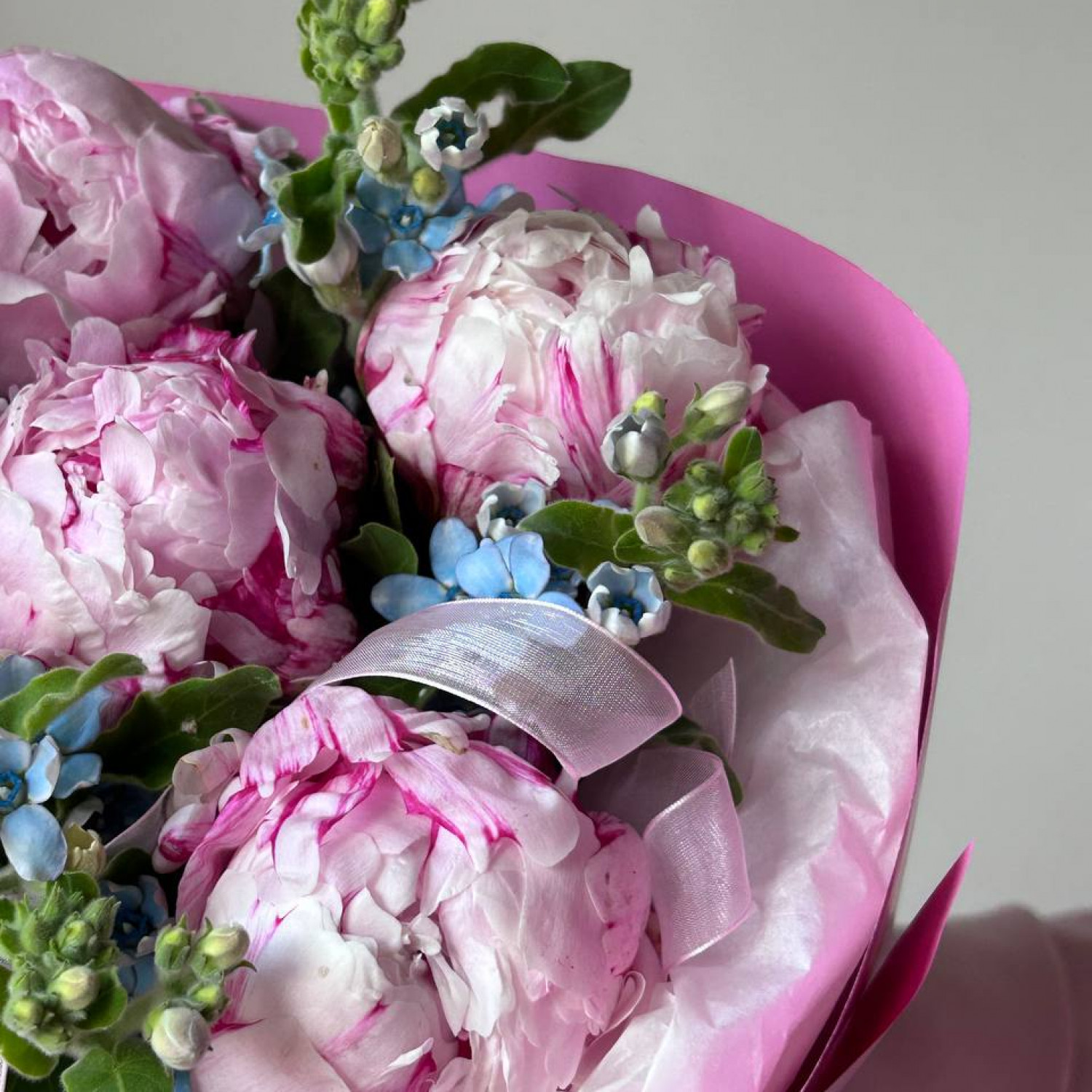 Авторский букет с пионами и незабудками №74
