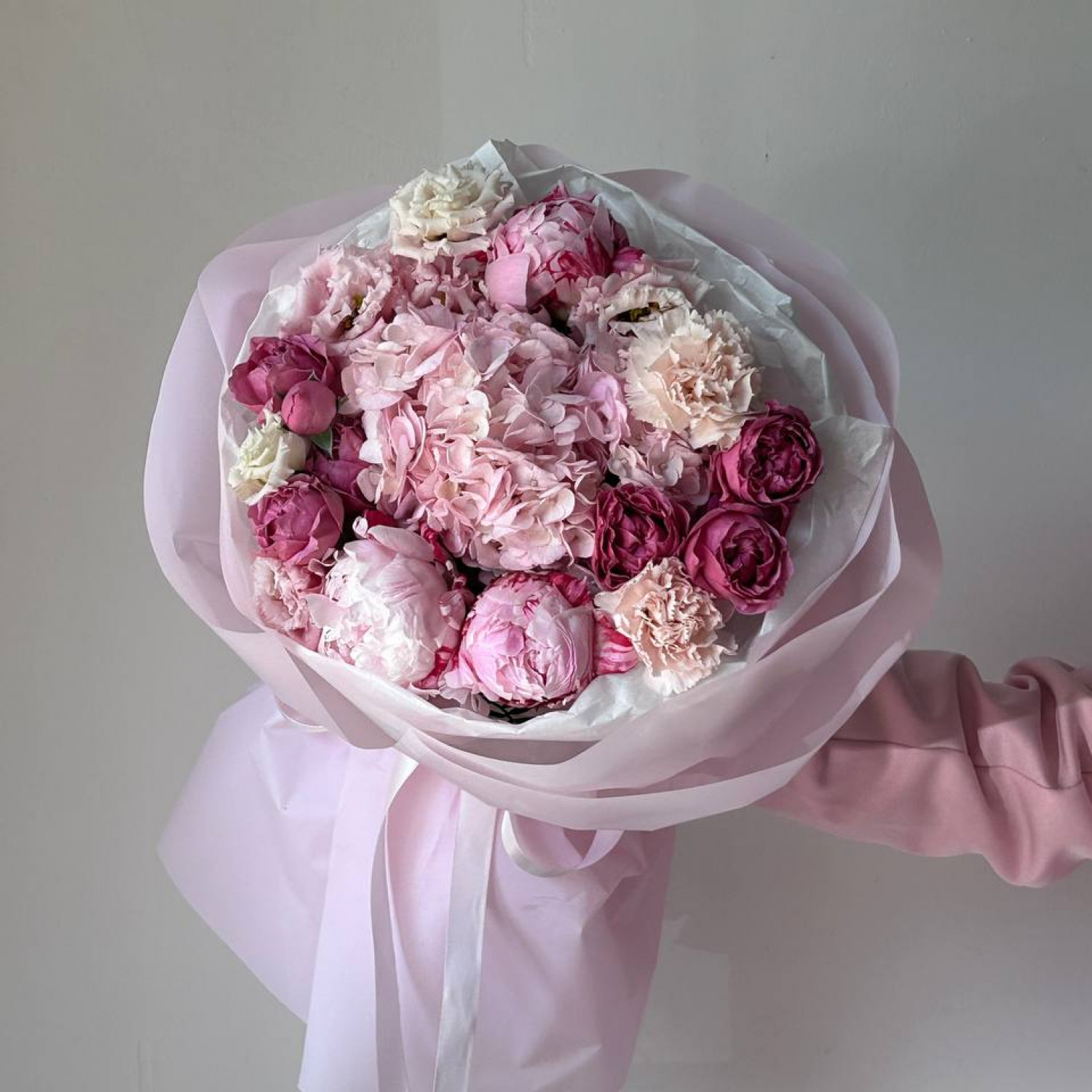 Авторский букет с пионами и гортензией в розовой гамме №75