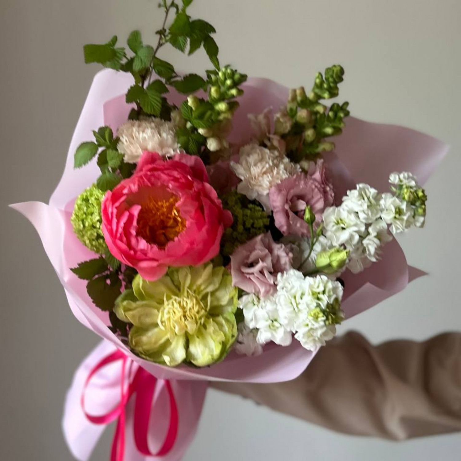 Авторский букет с пионом Корал шарм № 95