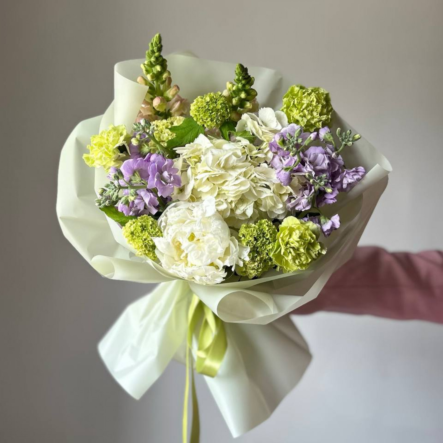 Авторский букет в бело-зеленой гамме № 94