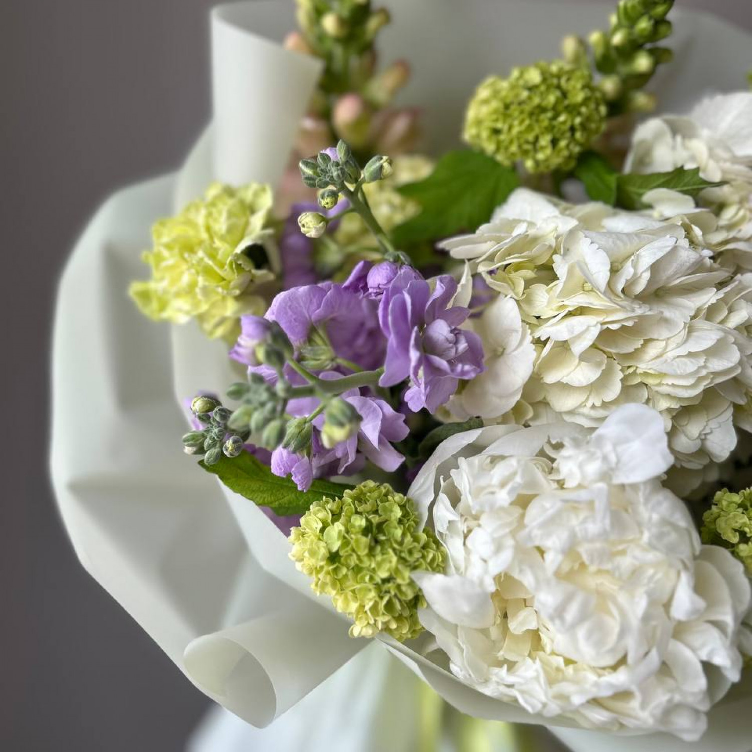Авторский букет в бело-зеленой гамме № 94