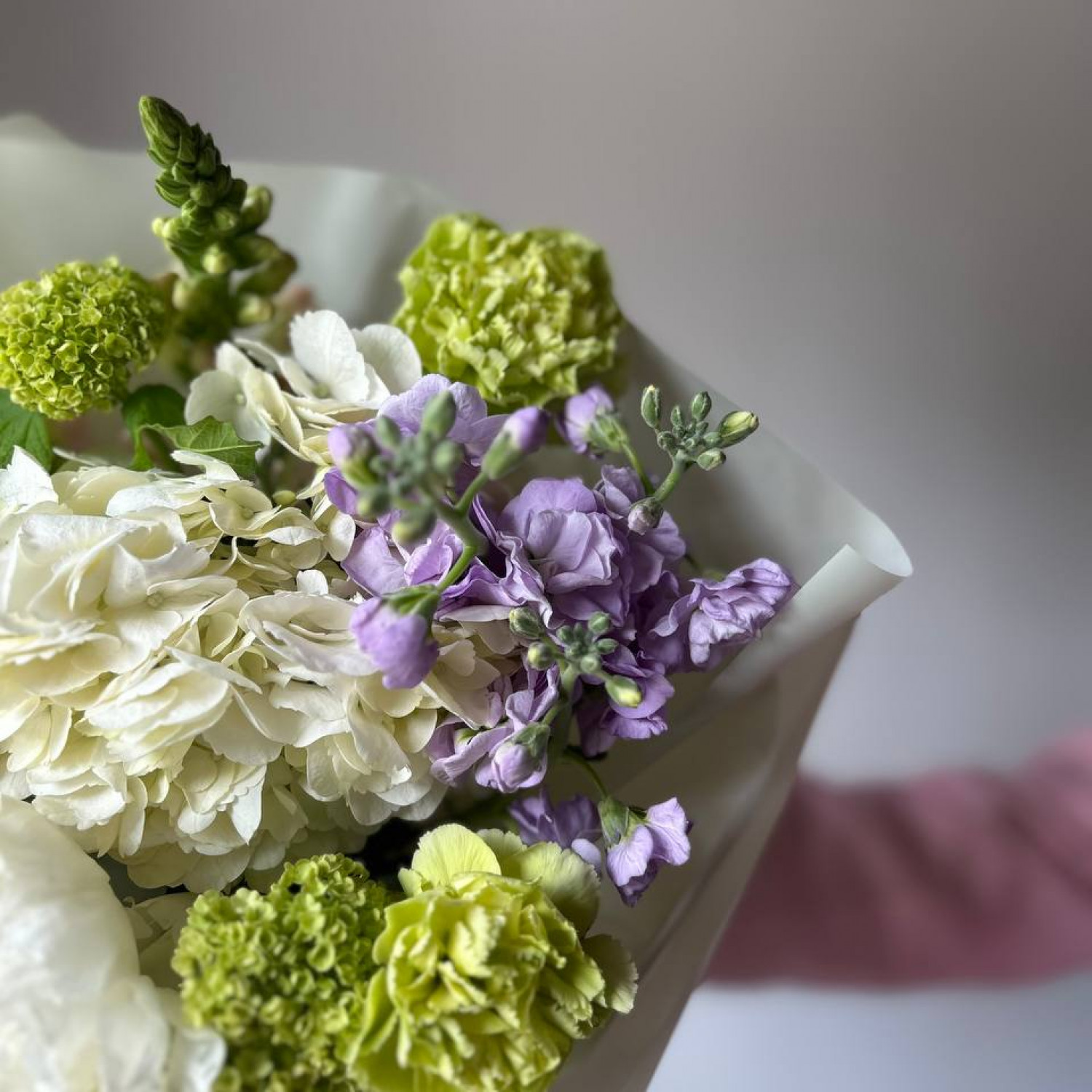 Авторский букет в бело-зеленой гамме № 94