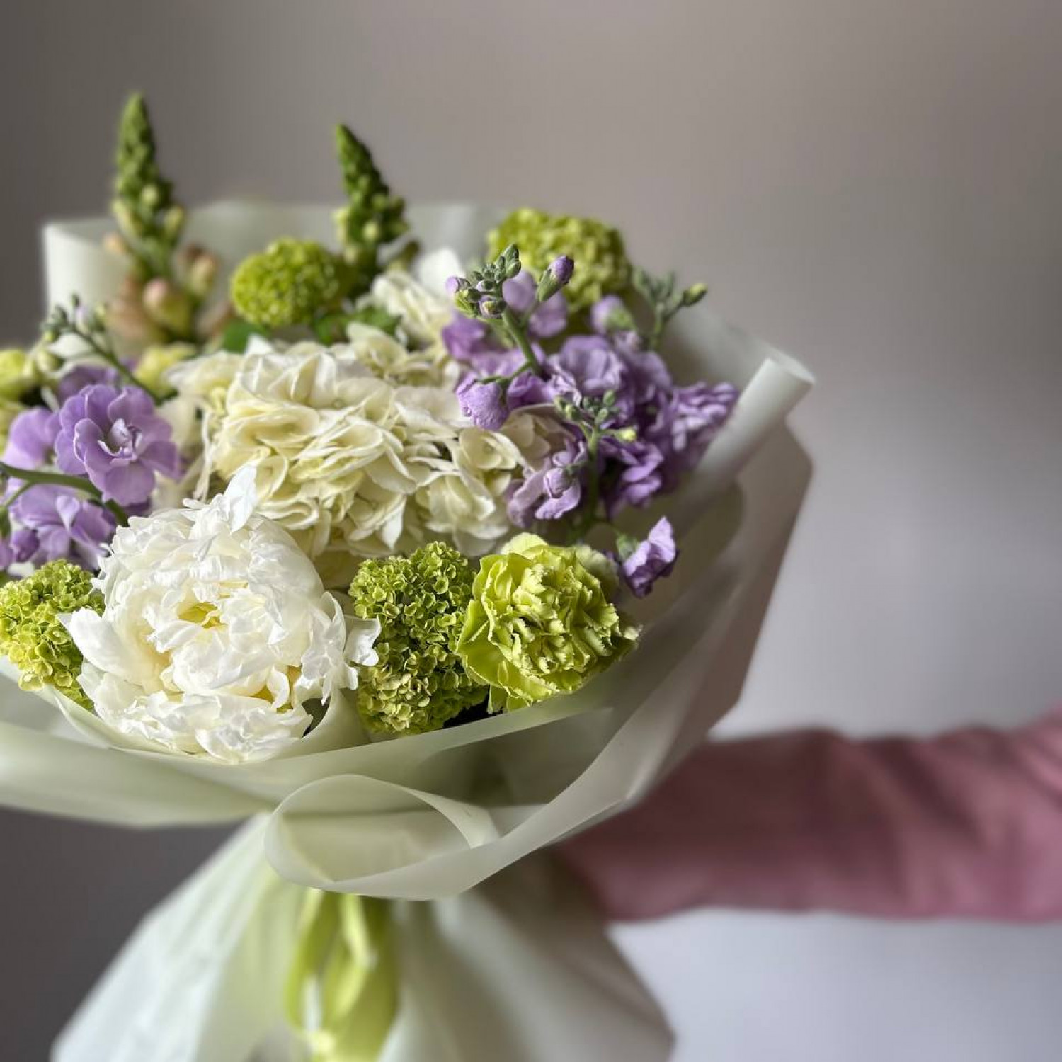 Авторский букет в бело-зеленой гамме № 94