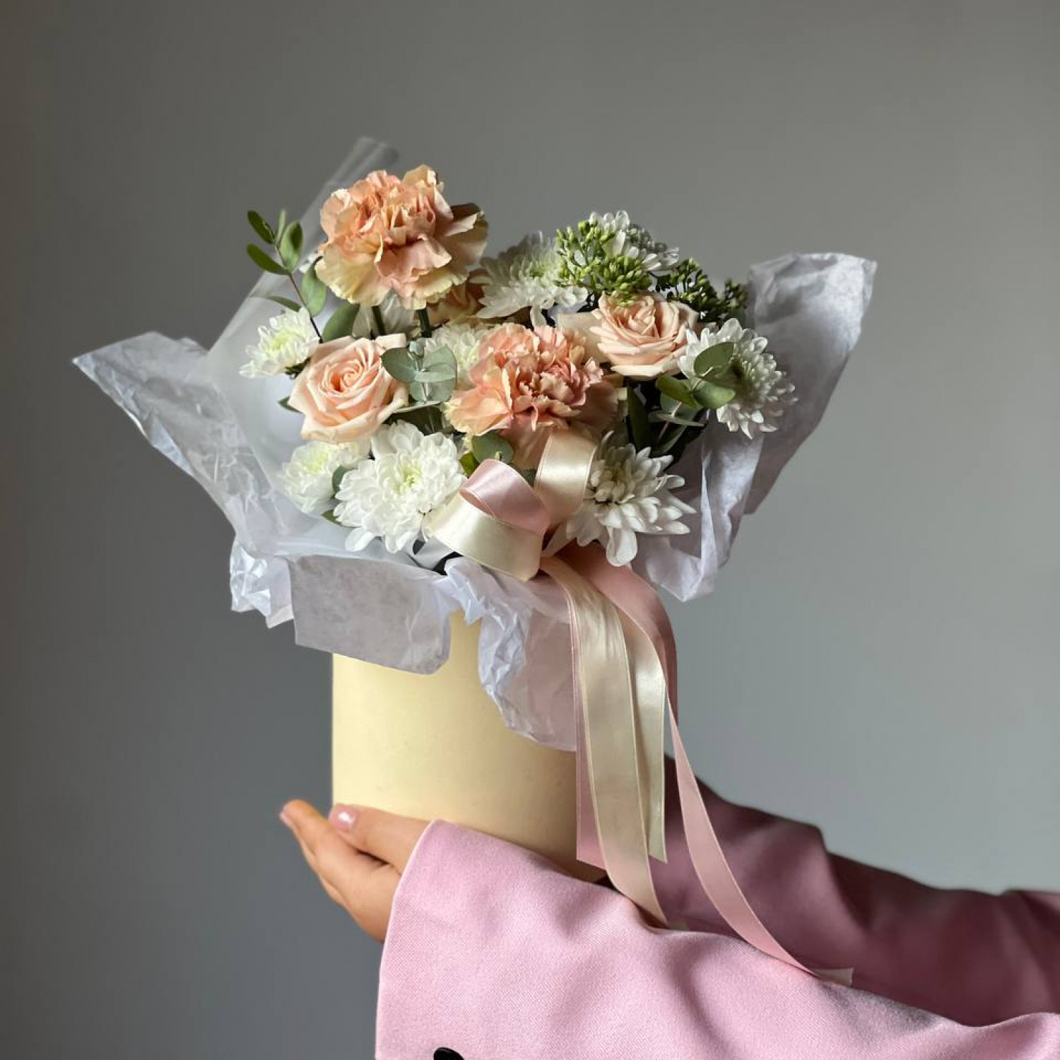 Нежная композиция в шляпной коробке