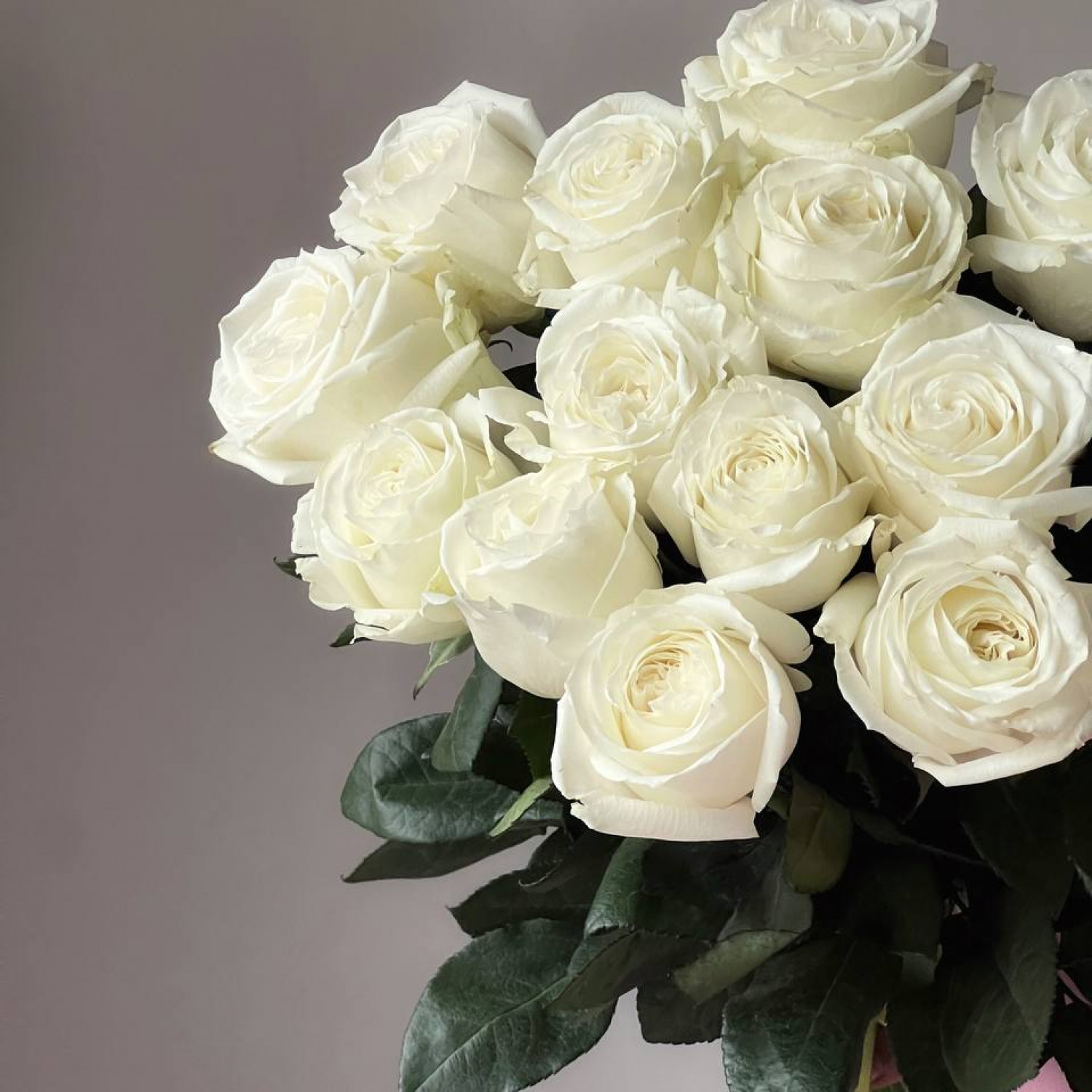 Монобукет из 15 пионовидных белых роз Плайя Бланка