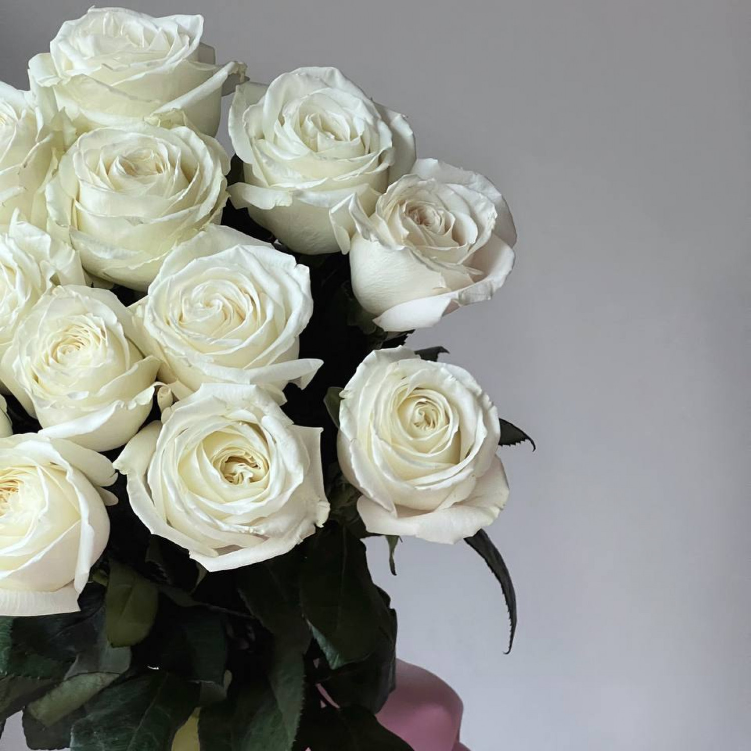 Монобукет из 15 пионовидных белых роз Плайя Бланка