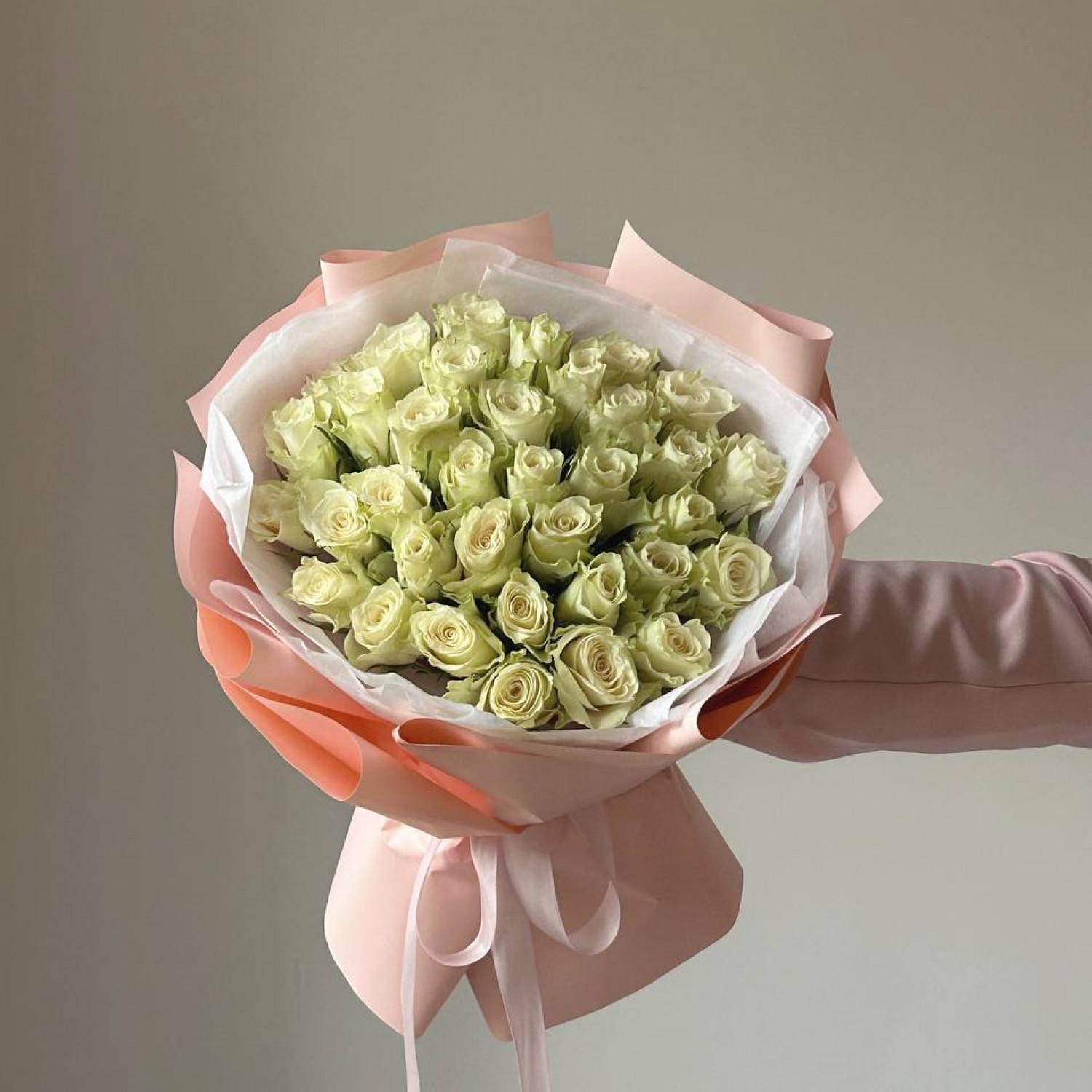 Монобукет из 35 белых Кенийских роз 40 см