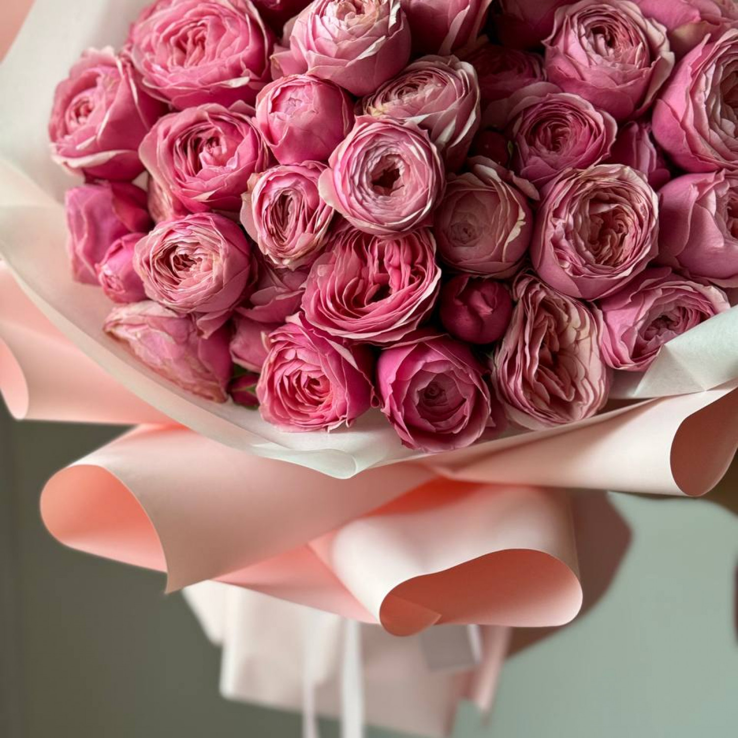 Монобукет из 9 розовых кустовых пионовиндных роз Сильва Пинк