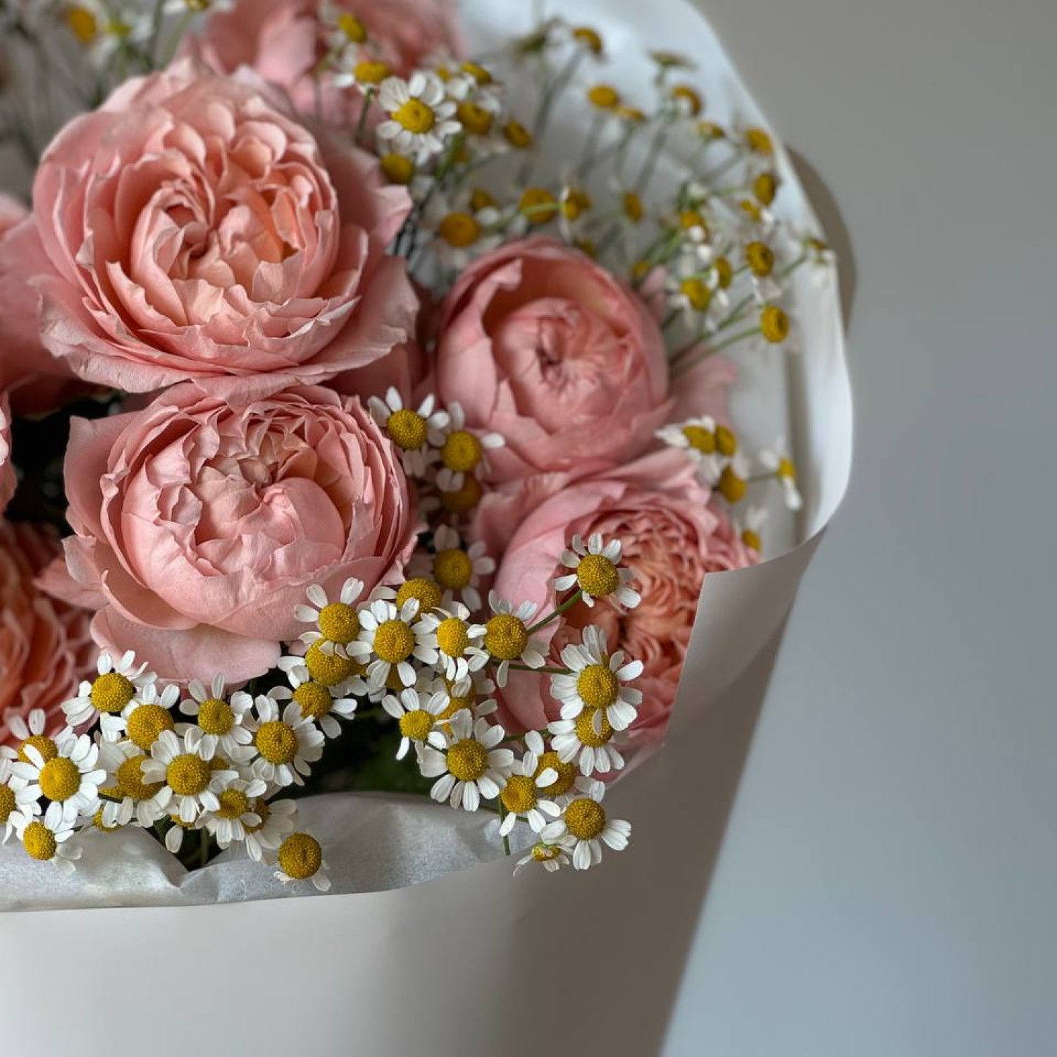 Букет из кустовой пионовидной розы Джульетта и ромашки