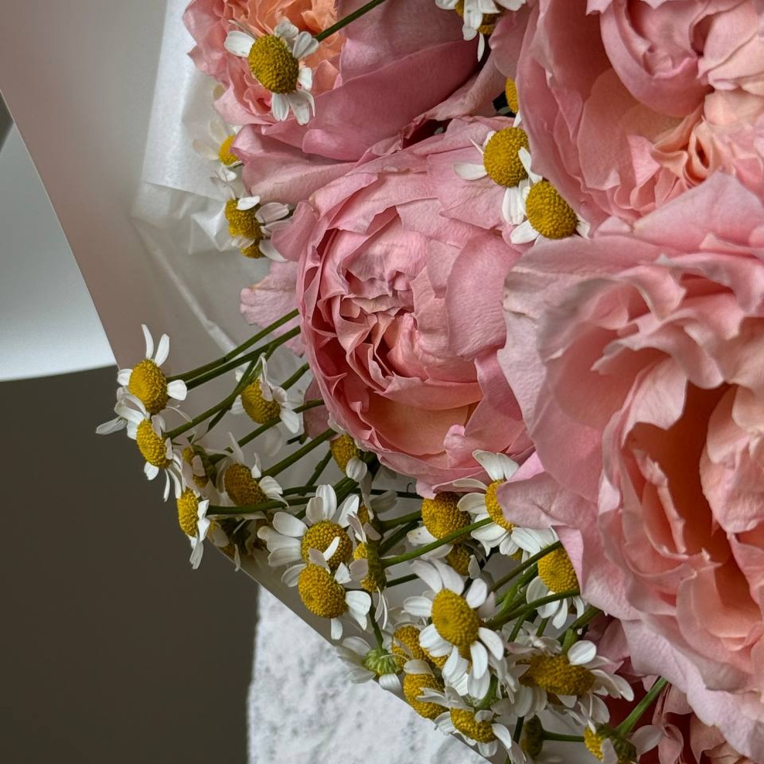 Букет из кустовой пионовидной розы Джульетта и ромашки