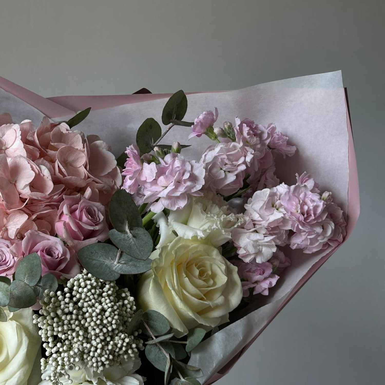 Авторский букет в нежной гамме