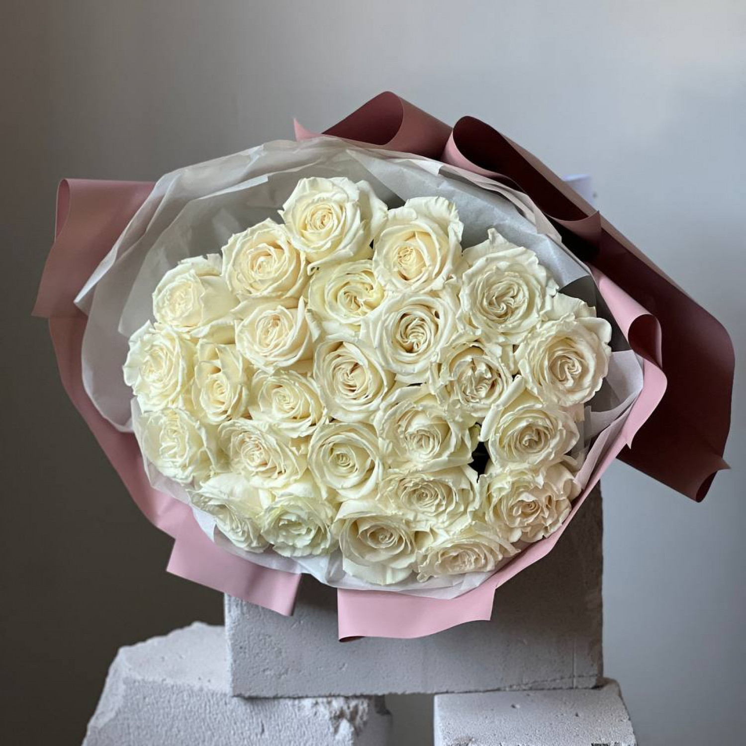 Монобукет из 25 белых пионовидных роз Плайя Бланка