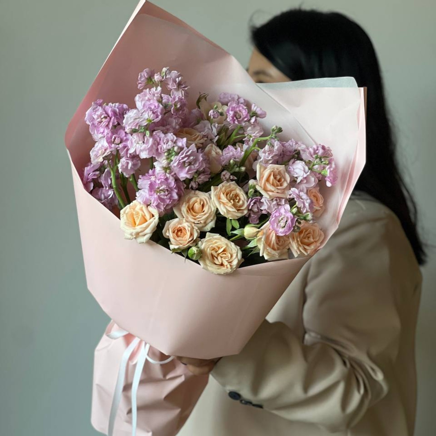 Сборный букет из ароматной маттиолы и кустовой розы