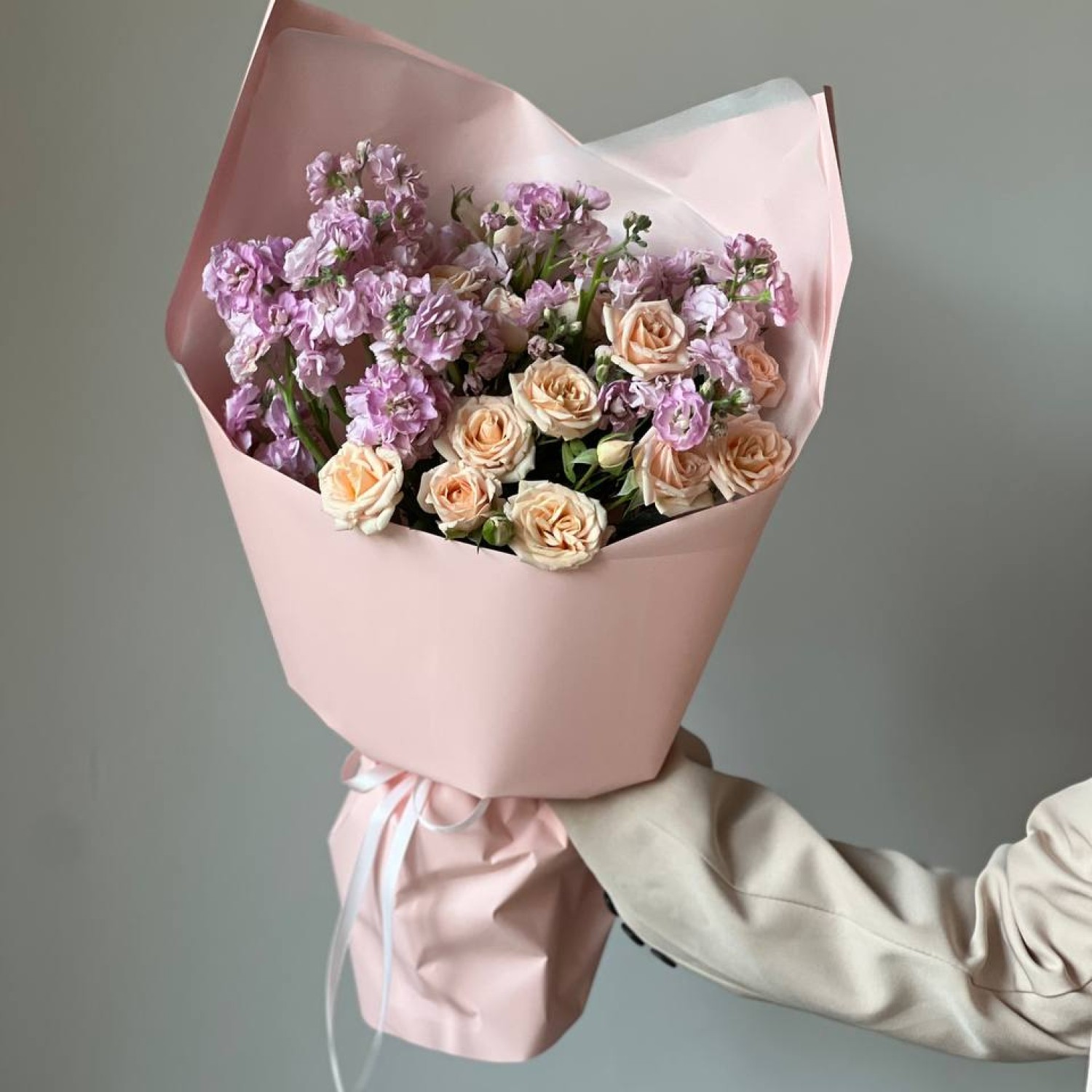 Сборный букет из ароматной маттиолы и кустовой розы