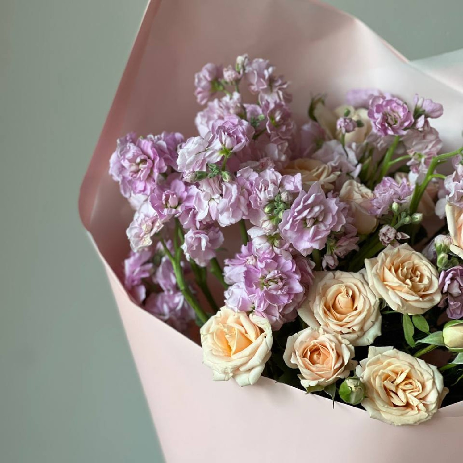 Сборный букет из ароматной маттиолы и кустовой розы