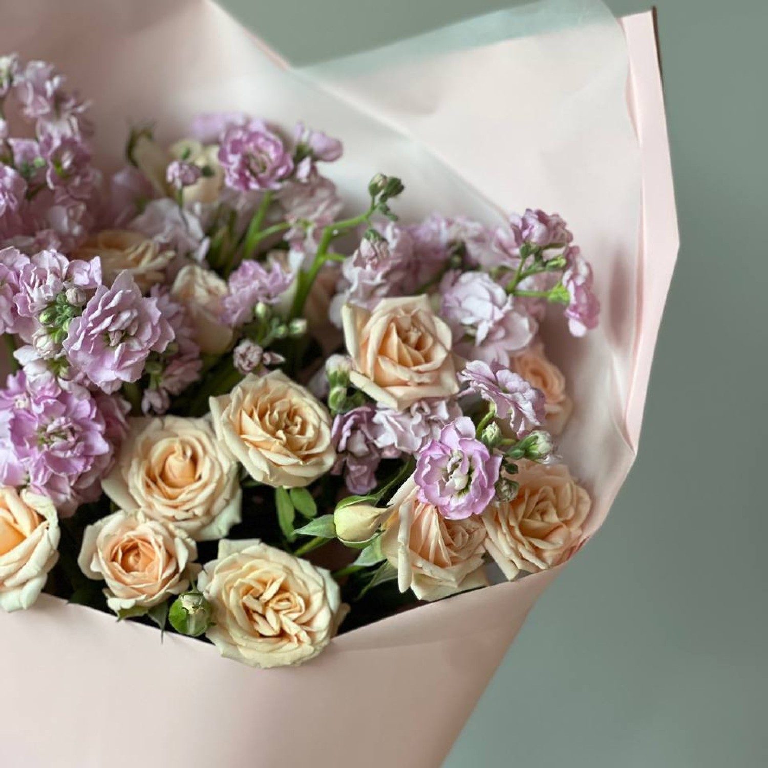 Сборный букет из ароматной маттиолы и кустовой розы