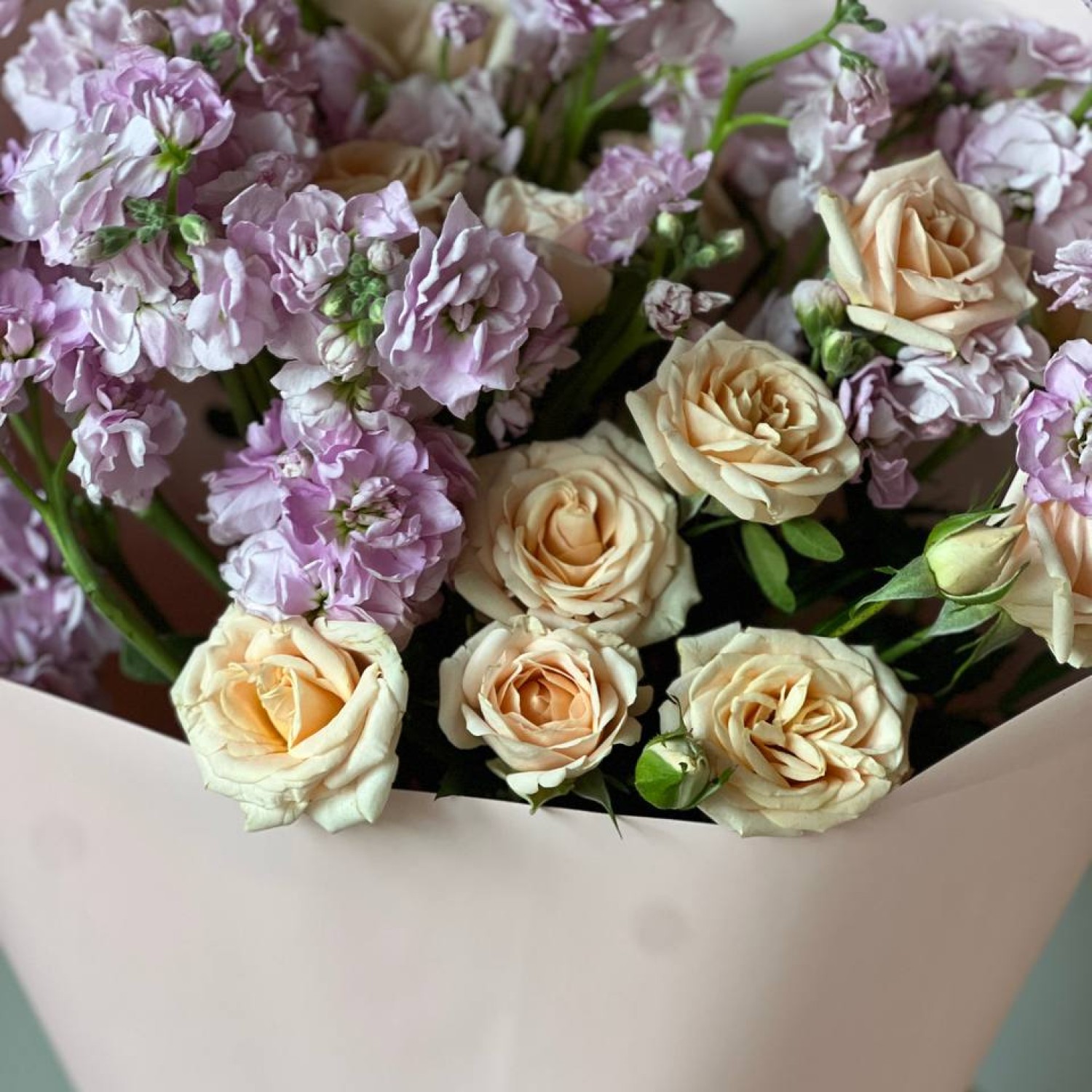 Сборный букет из ароматной маттиолы и кустовой розы