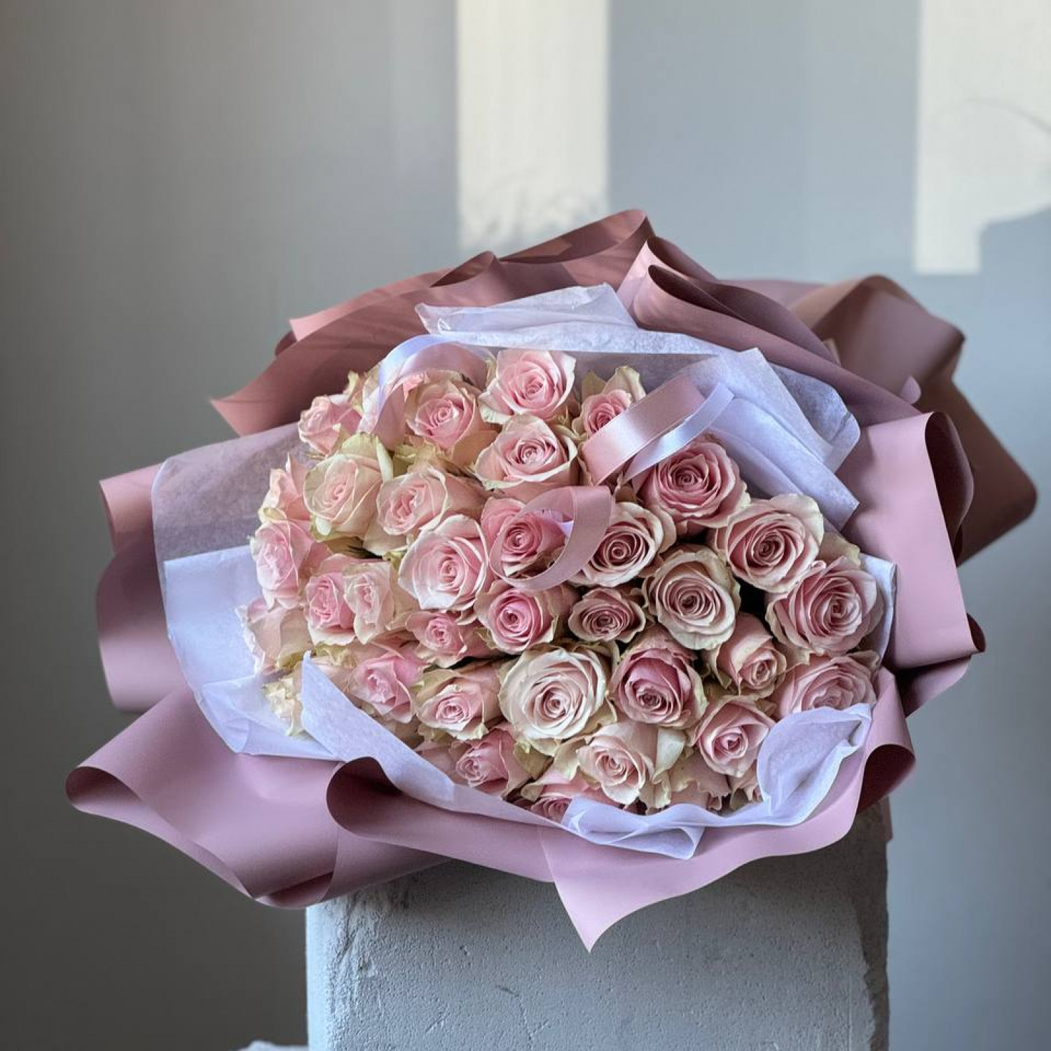 Монобукет из 35 нежных роз 40 см