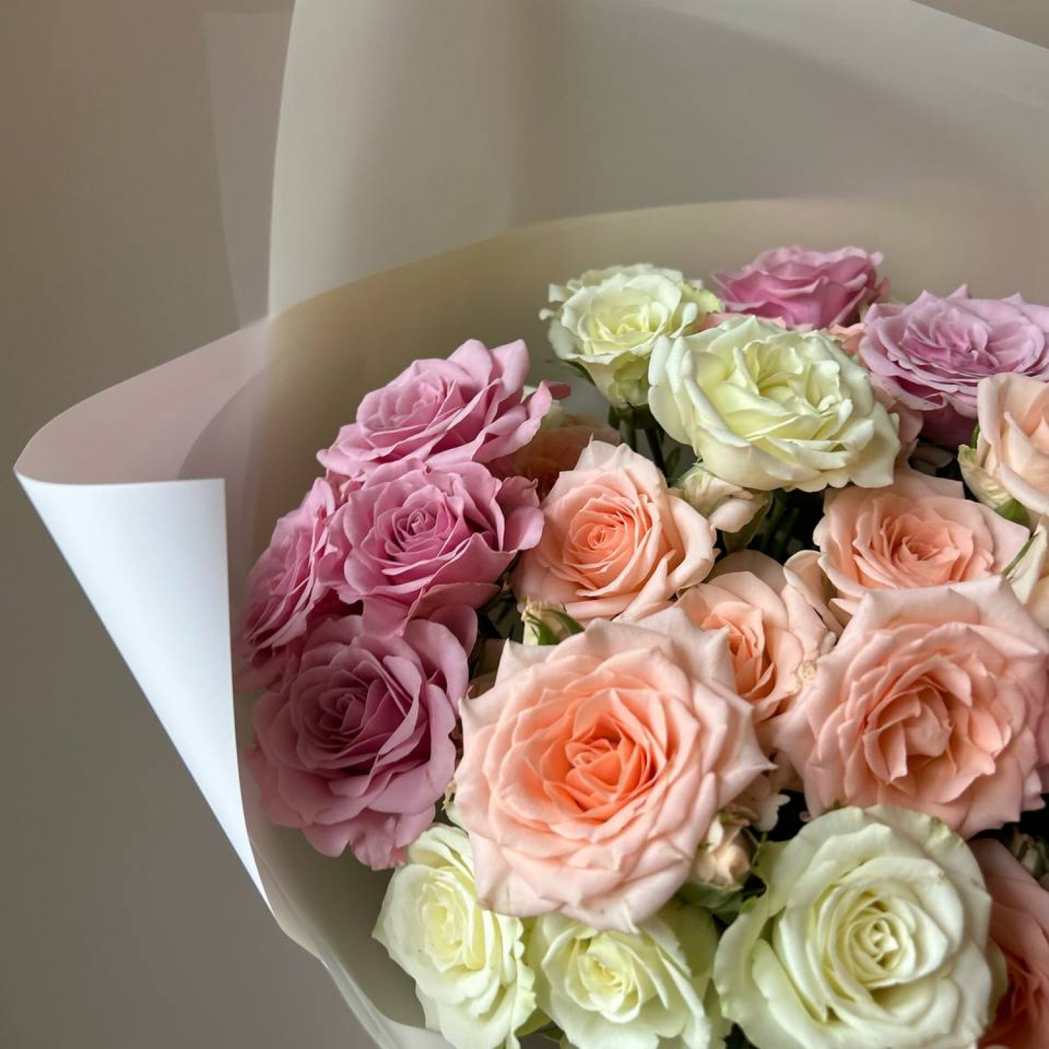 Монобукет из нежных кустовых роз №25