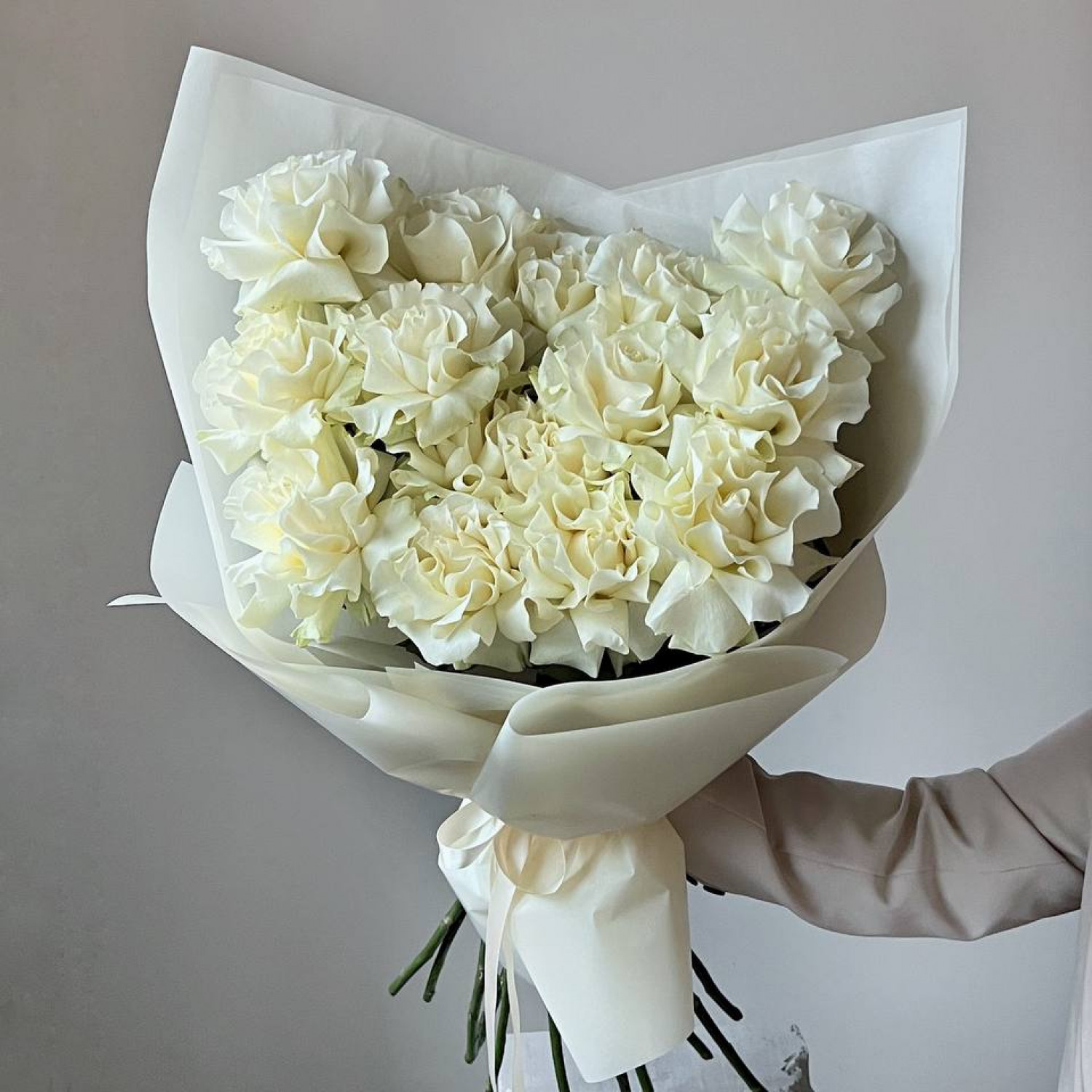 Монобукет из 15 белых французских вывернутых роз. №32