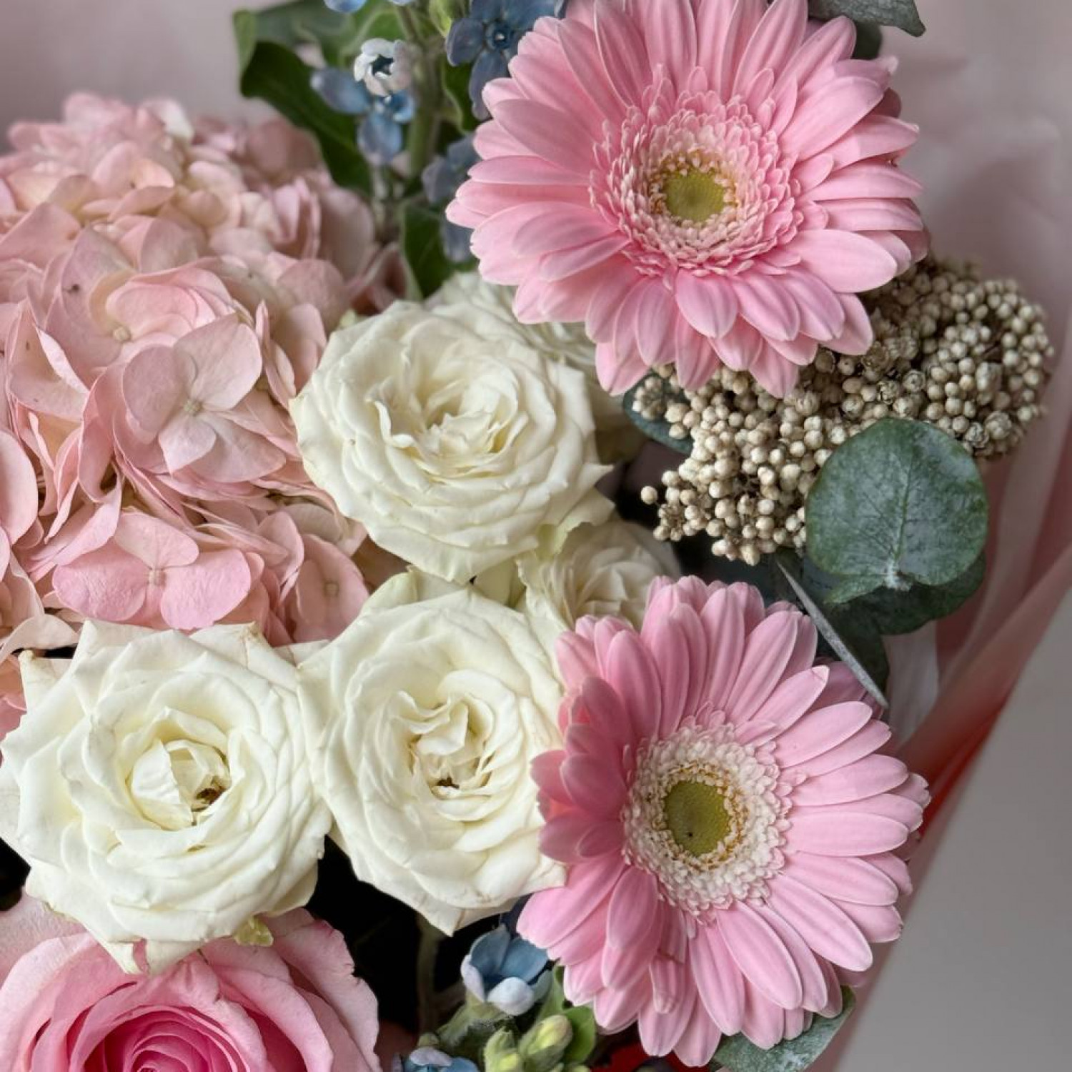 Авторский букет в нежной гамме 210