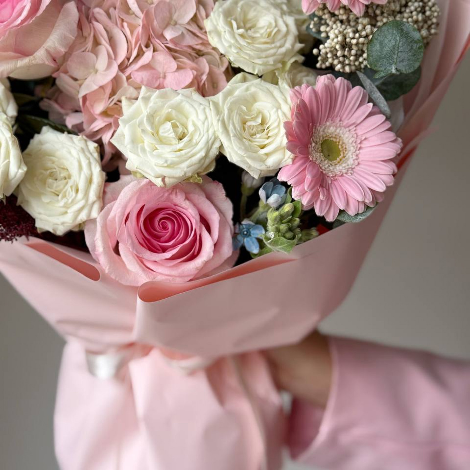 Авторский букет в нежной гамме 210