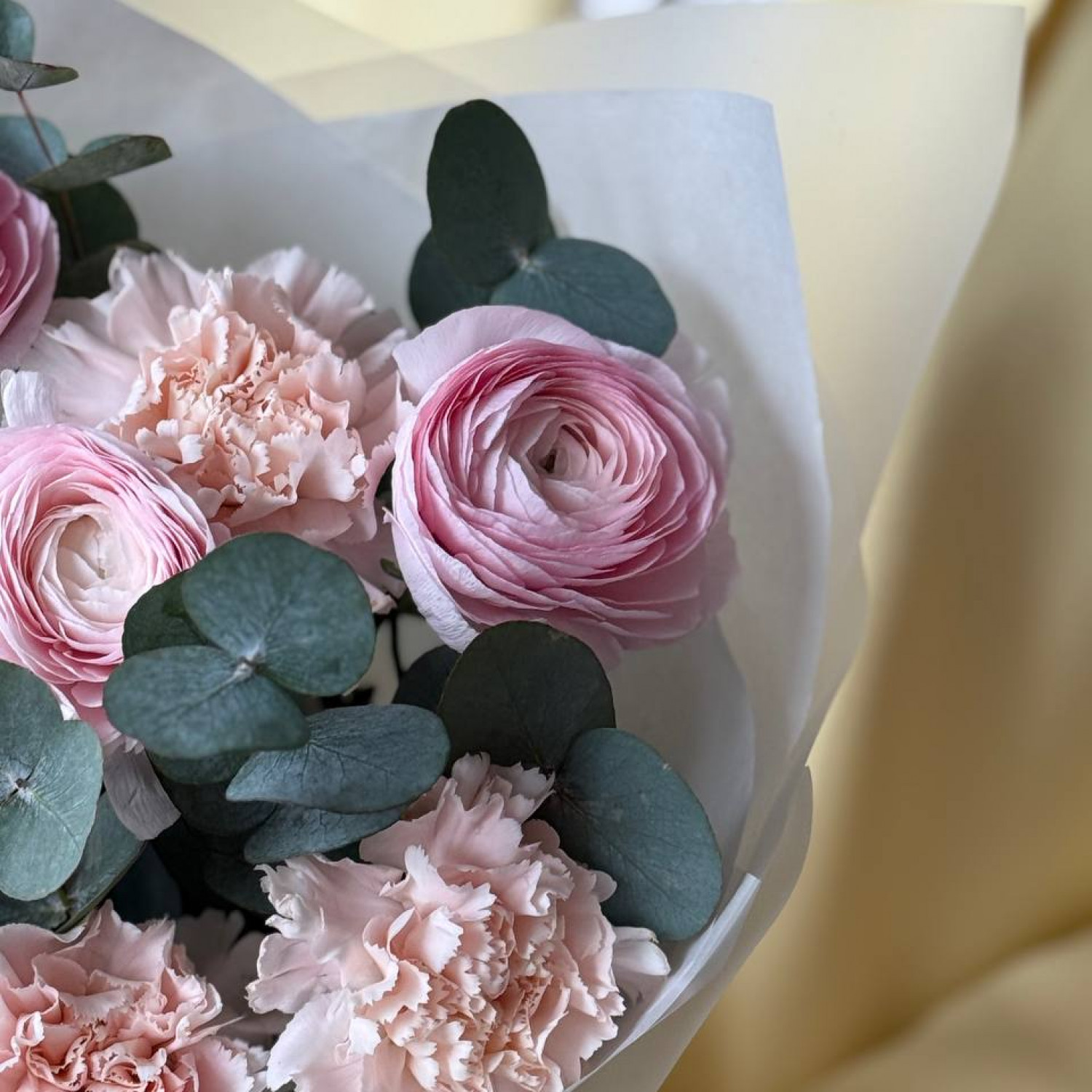 Нежный букет из ранункулюсов с диантусами 199