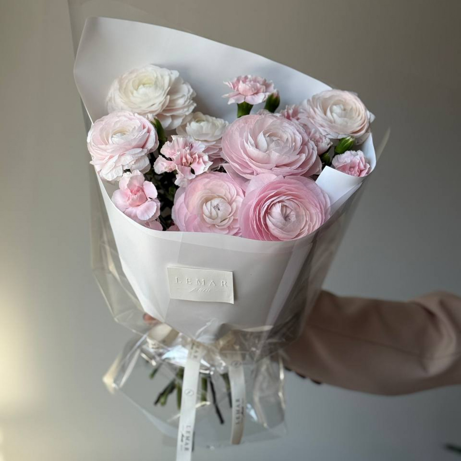 Весенний букет из Ранункулюсов и диантусов 196