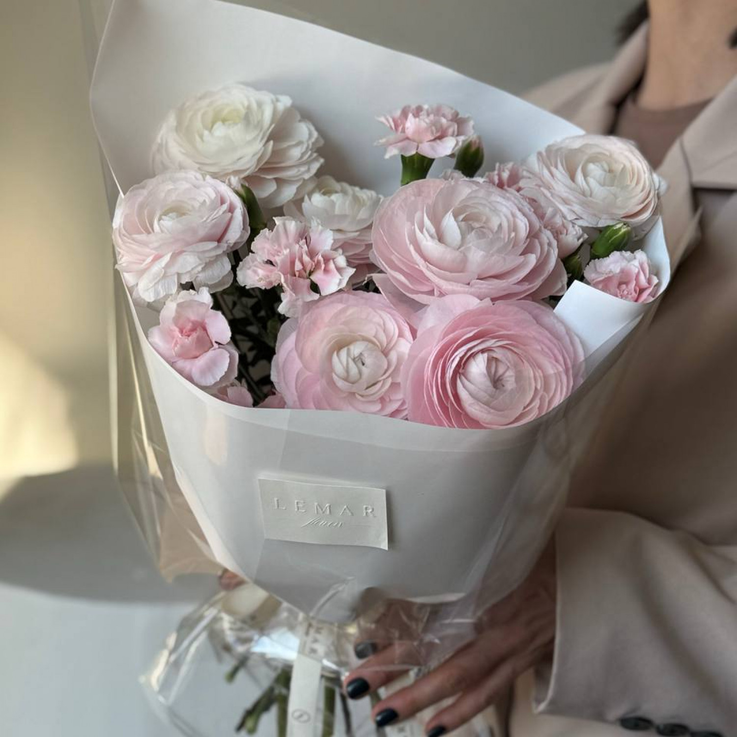 Весенний букет из Ранункулюсов и диантусов 196