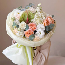 Авторский букет с Антуриумом в нежной гамме 185