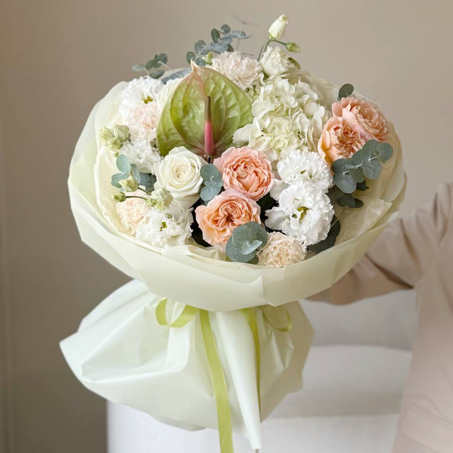 Авторский букет с Антуриумом в нежной гамме 185