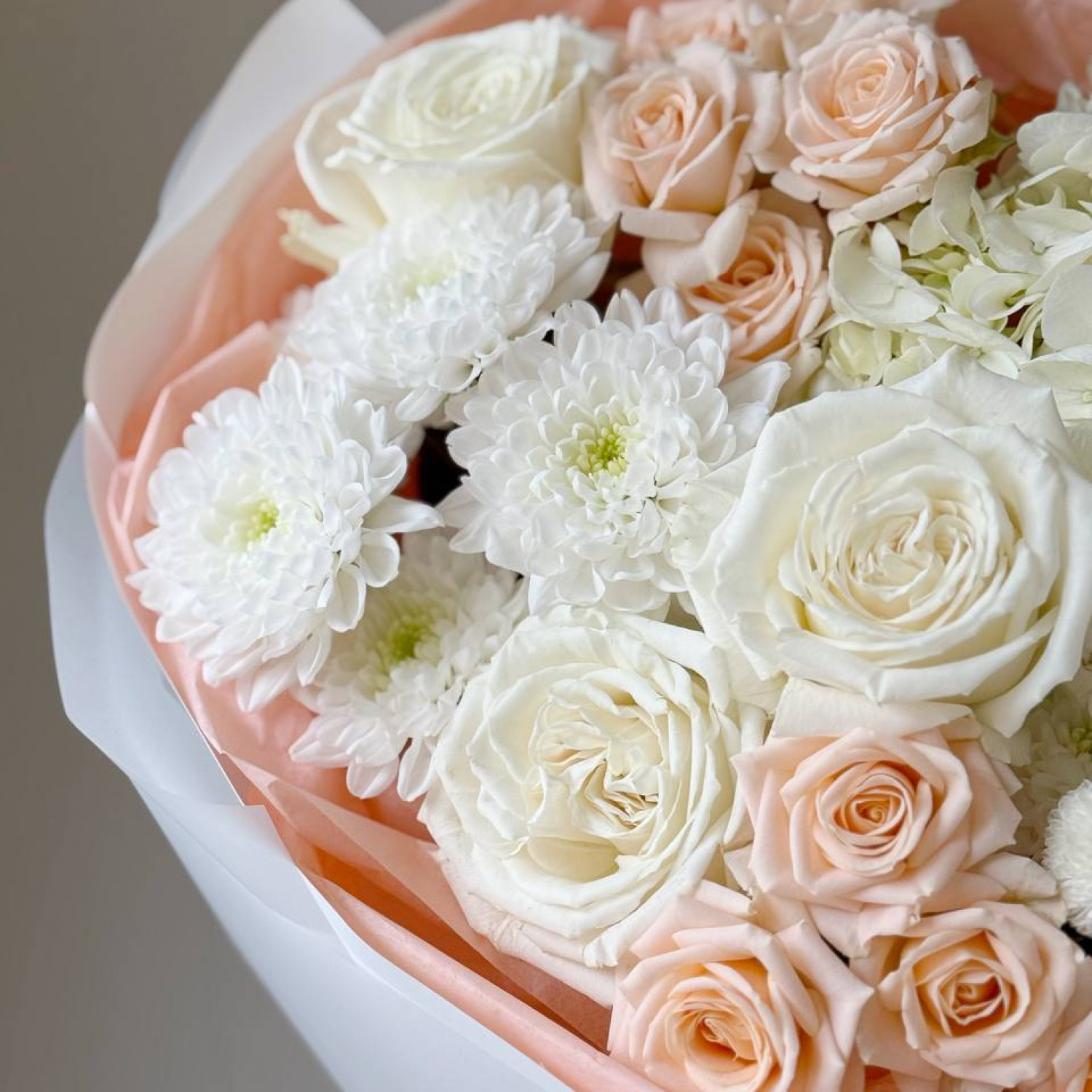 Авторский букет в нежной бело-персиковой гамме 183