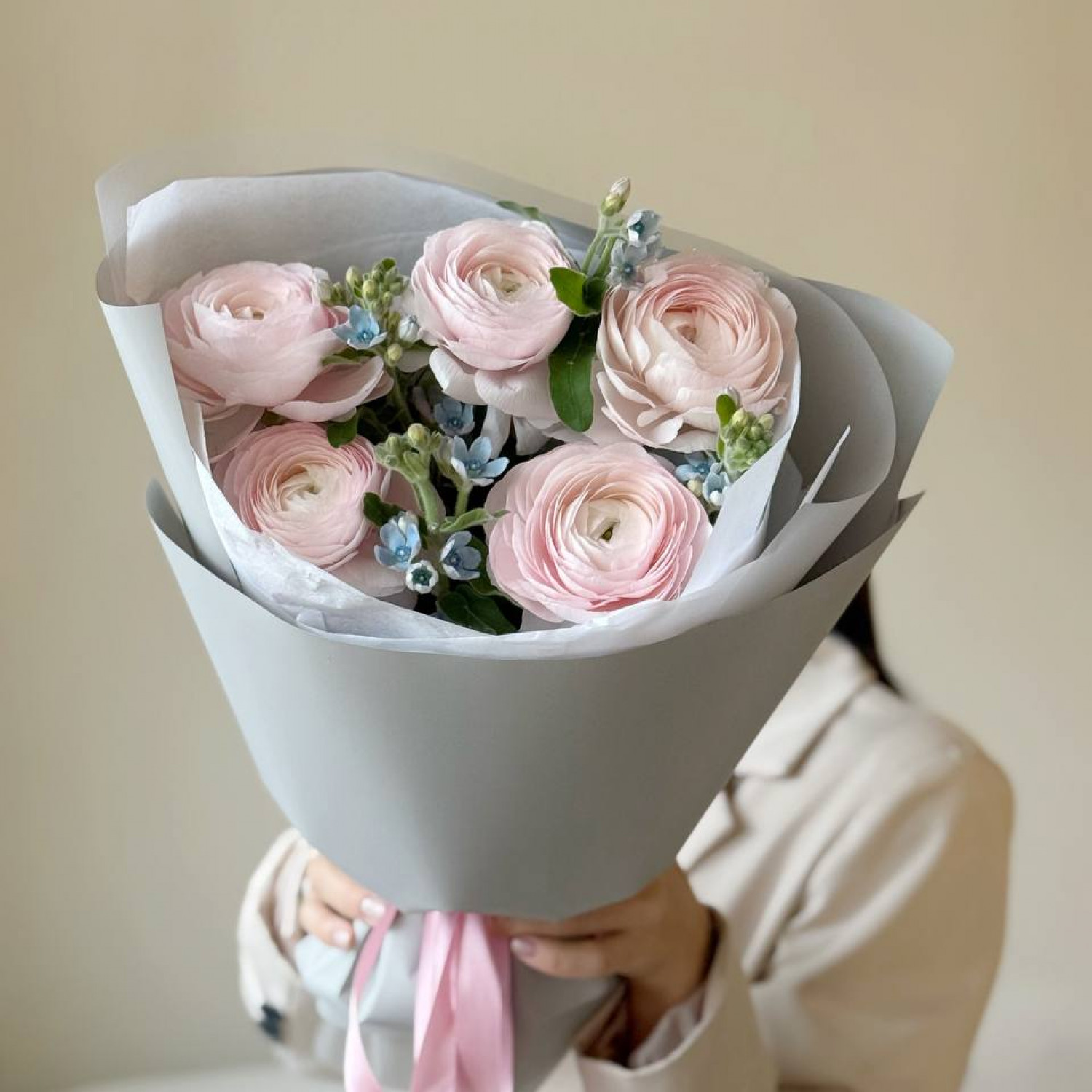 Букет из ранункулюсов с оксипеталумом 182