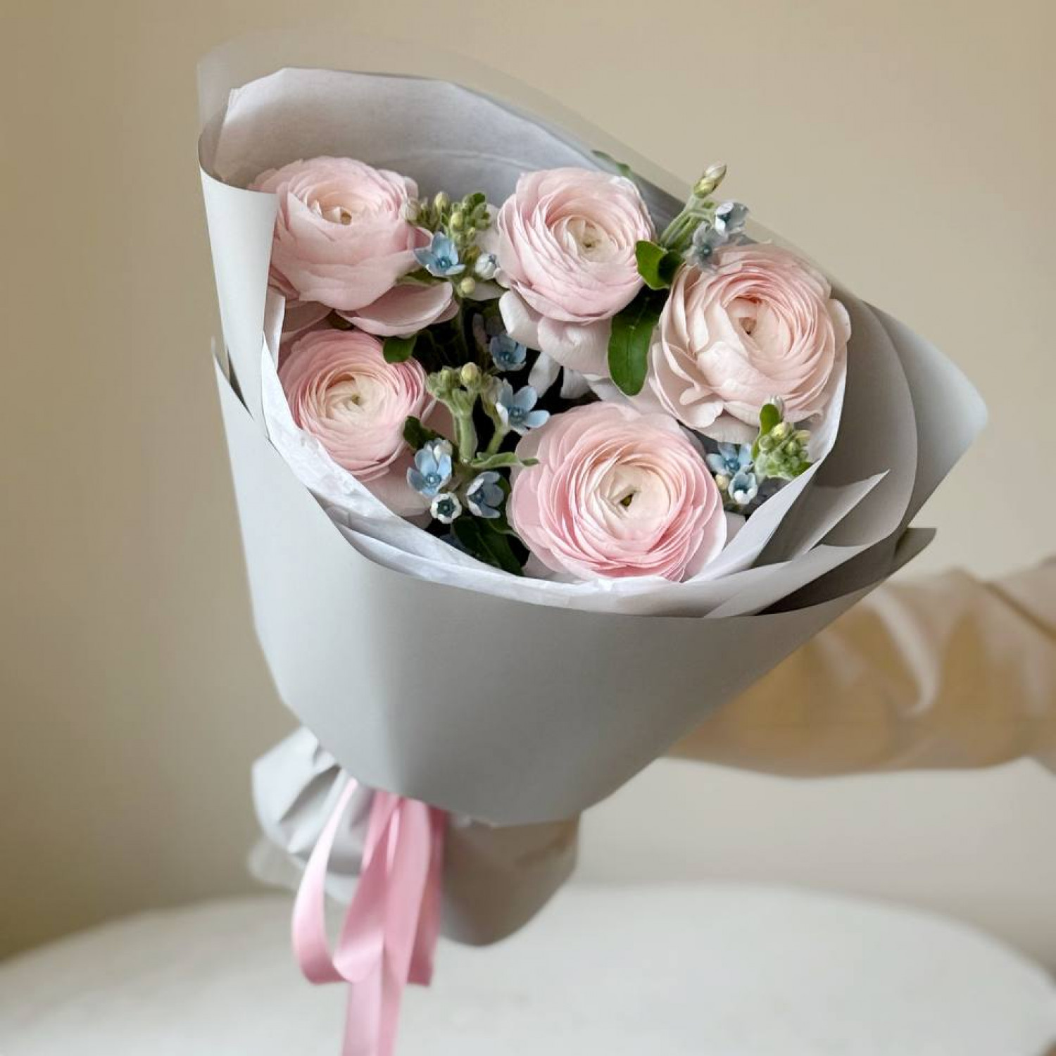 Букет из ранункулюсов с оксипеталумом 182