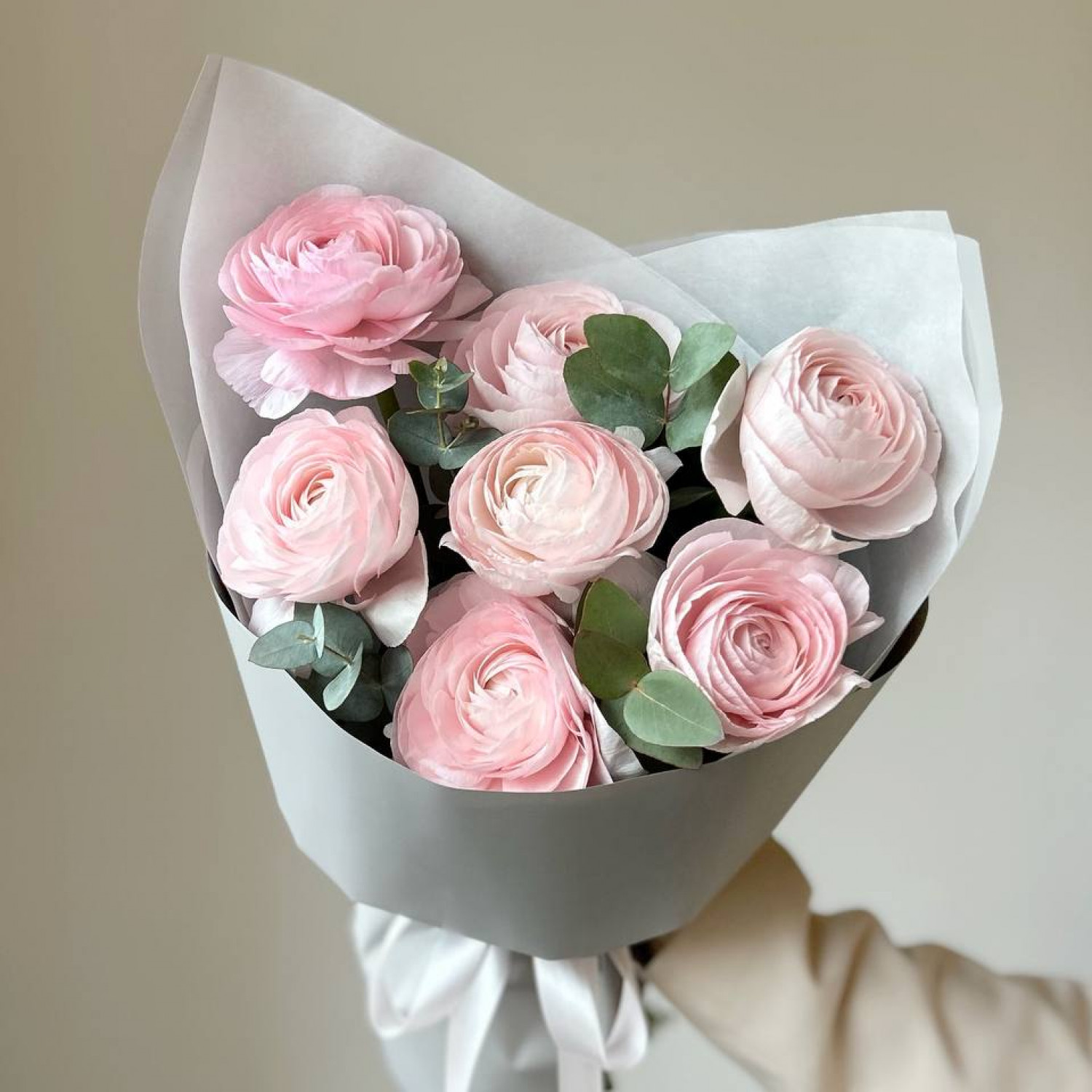 Монобукет из 7 ранункулюсов с Эвкалиптом 140