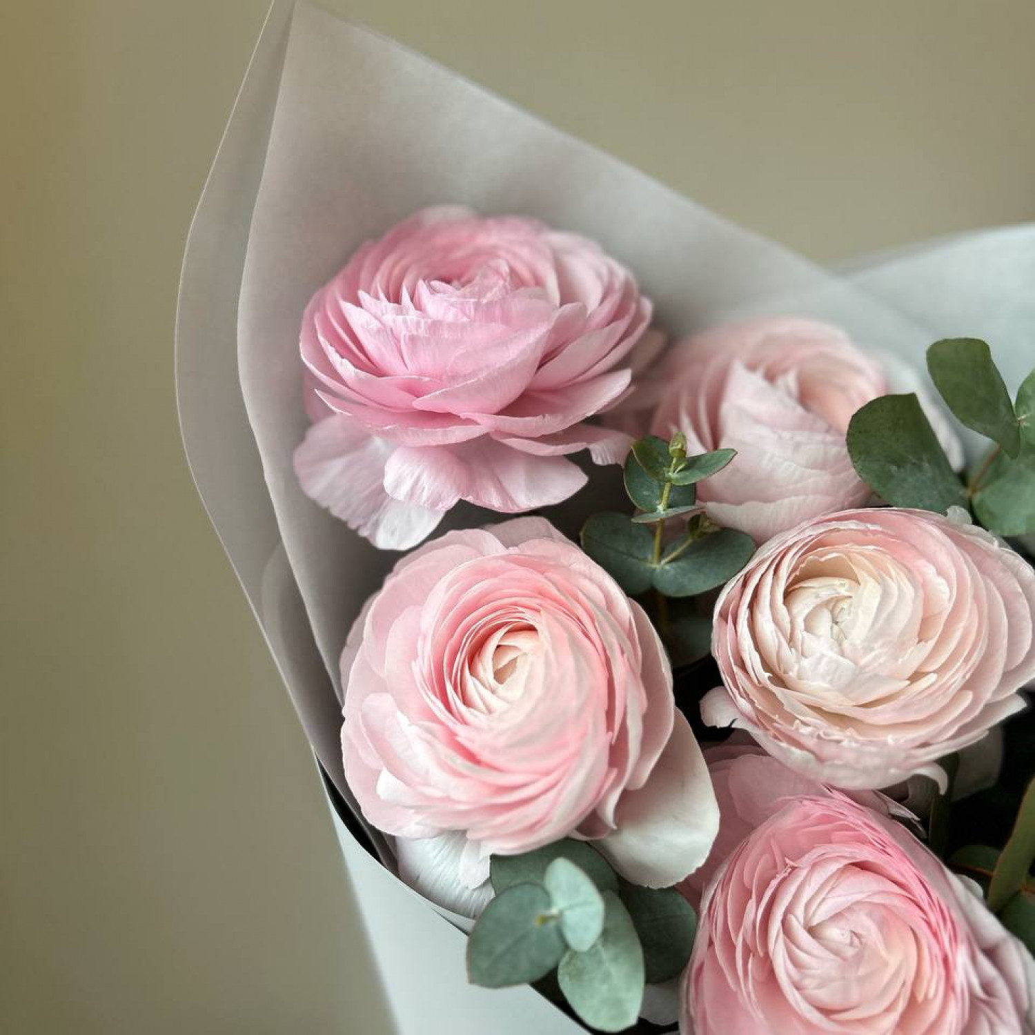 Монобукет из 7 ранункулюсов с Эвкалиптом 140