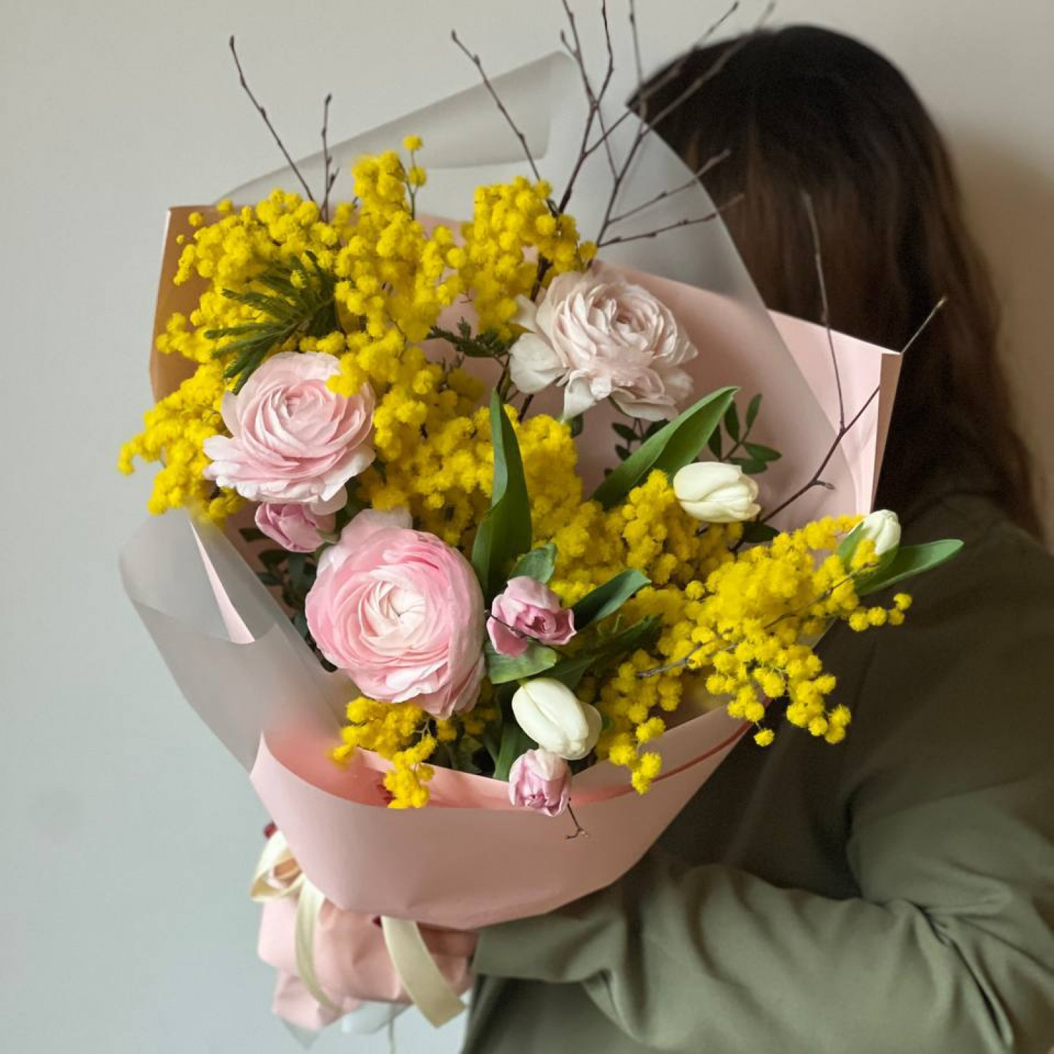 Весенний букет из тюльпанов, мимозы и ранункулюса