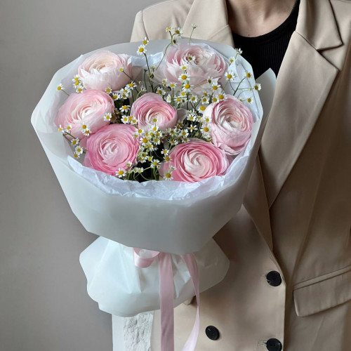 Авторский букет с ранункулюсом и ромашкой 093