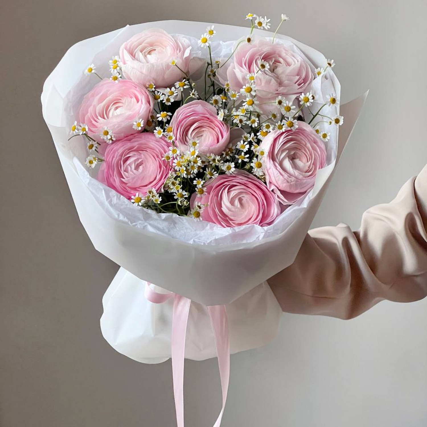 Авторский букет с ранункулюсом и ромашкой 093