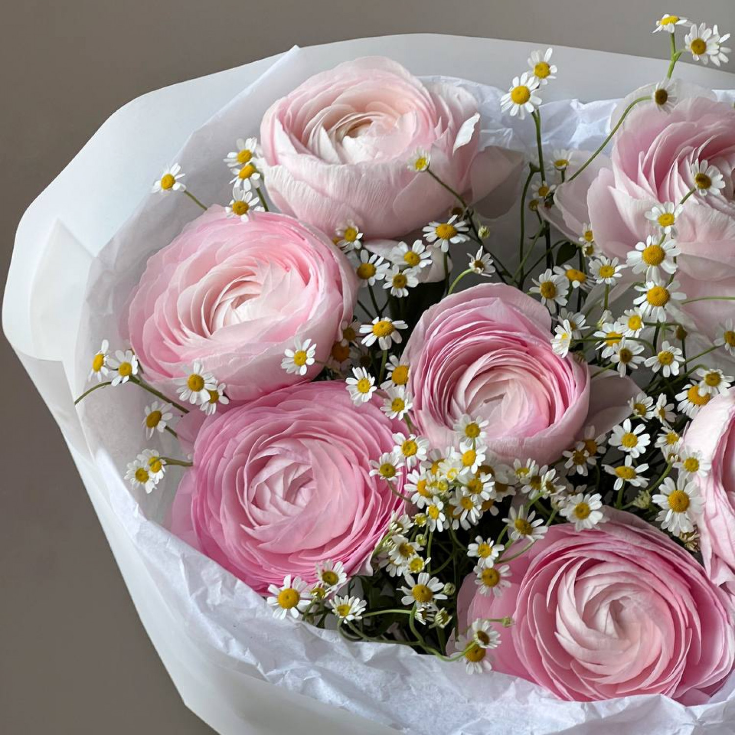 Авторский букет с ранункулюсом и ромашкой 093